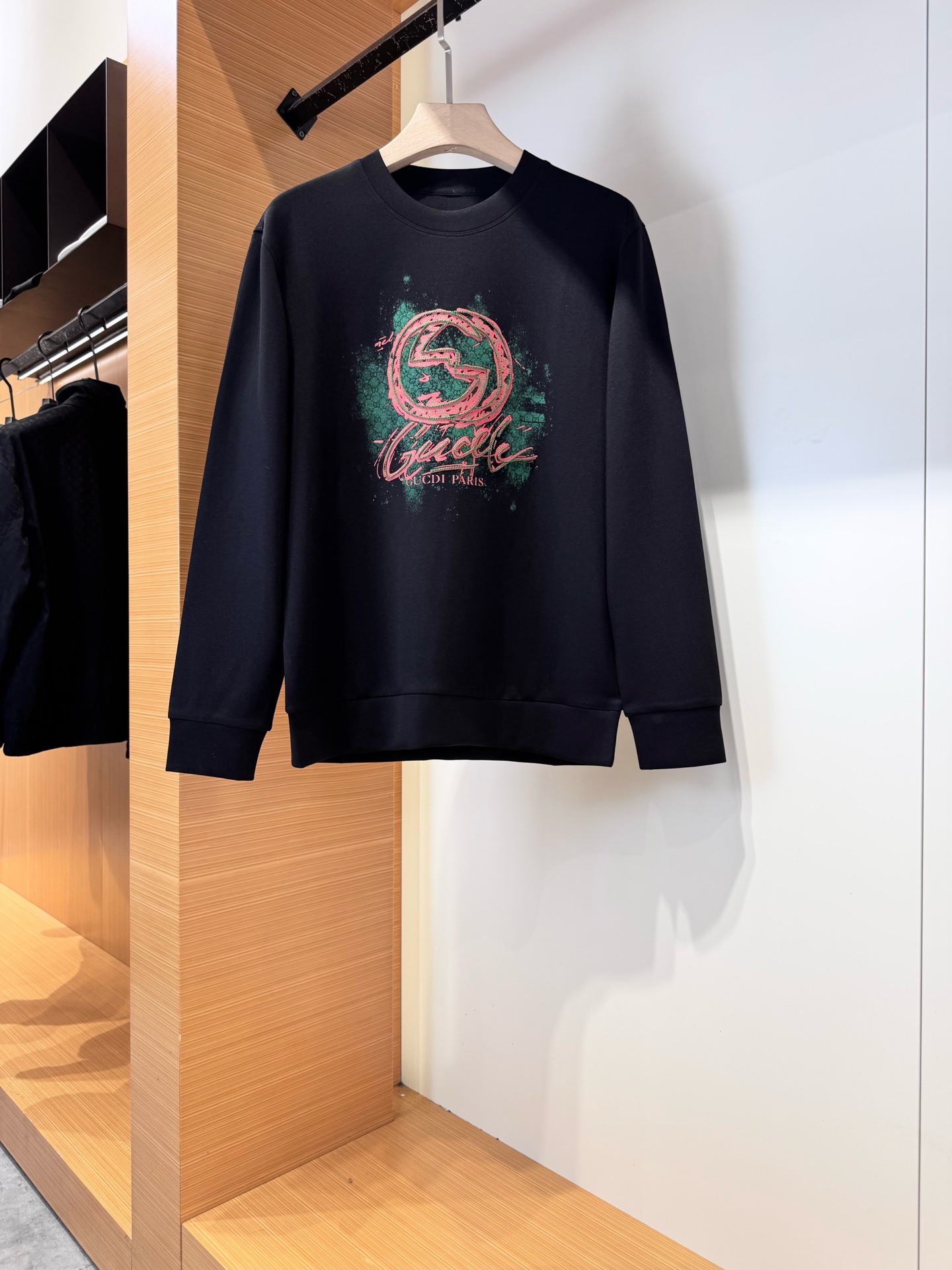 NO:524217,GU*CCI ancient and strange autumn and winter new round-neck sweatshirt, simple and yet high-end!  Cotton fabric is pure and main tone. The details show the brand style. The exquisite GUCCI logo on the chest is low-key to show luxury. The soft and skin-friendly fabric is super comfortable to fit in with, and it is easy to adapt to various styles. Fashion experts must enter!  Size M-3XL. Color black white., gucci, hoodie, sweatshirts, alexander wang19860909GU*CCI古*奇秋冬新品圆领卫衣,简约又不失高级感！棉面料 纯净主调.细节处尽显品牌格调.胸前精致GUCCI标识,低调彰显奢华.柔软亲肤面料,宽松版型超舒适,轻松适配各种风格,时尚达人必入！尺码M-3XL. 颜色黑色 白色.,,gucci,hoodie,sweatshirts,alexander wang,Men's clothing