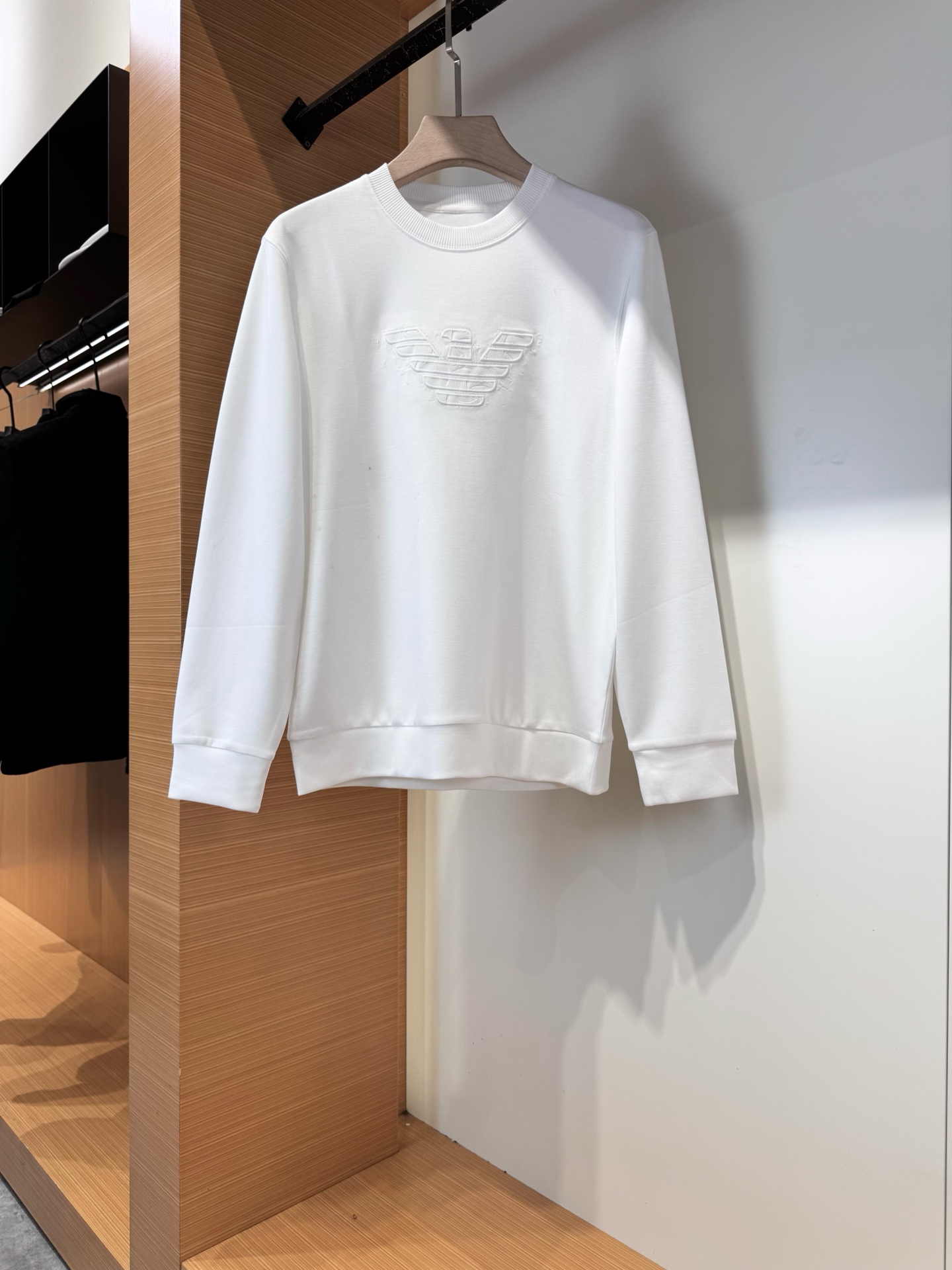 NO:524213,Ama*ni autumn and winter new men's casual base sweatshirt high-end version!  Modal blend fabric is breathable and comfortable, with impeccable details, and the brand element design concept reflects high quality. It feels delicate and soft!  It is casually cut, with a great upper body style!  Color black white Size M-3XL, hoodie, sweatshirts, alexander wang19860909阿玛*尼秋冬新款男士休闲打底卫衣高端版本！莫代尔混纺面料 透气舒适度高,细节无可挑剔,品牌元素设计理念,体现高品质.手感细腻柔软！呈现休闲裁剪,上身版型超赞！颜色黑色 白色 尺码M-3XL,,hoodie,sweatshirts,alexander wang,Men's clothing