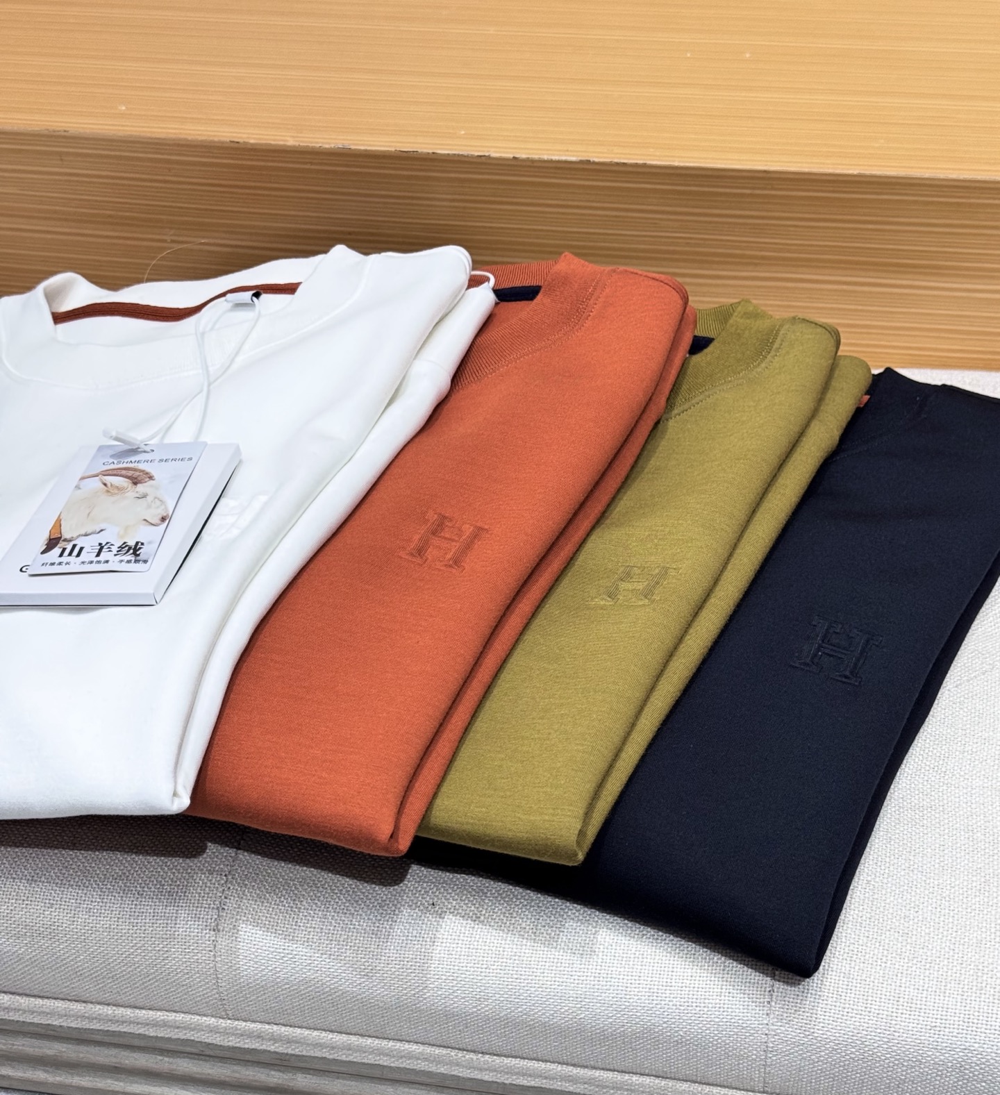 NO:524209,Aima*Shi's autumn and winter new men's casual base sweatshirt. High-end version!  Cashmere blended fabric has high breathability and comfort, impeccable details, brand elements design concept, reflecting high quality. It feels delicate and soft!  It is casually cut, with a great upper body style!  Color green orange black white Size M-3XL, hermes, hoodie, sweatshirts, alexander wang19860909爱马*仕秋冬新款男士休闲打底卫衣.高端版本！山羊绒混纺面料 透气舒适度高,细节无可挑剔,品牌元素设计理念,体现高品质.手感细腻柔软！呈现休闲裁剪,上身版型超赞！颜色绿色 橘色 黑色 白色 尺码M-3XL,,hermes,hoodie,sweatshirts,alexander wang,Men's clothing