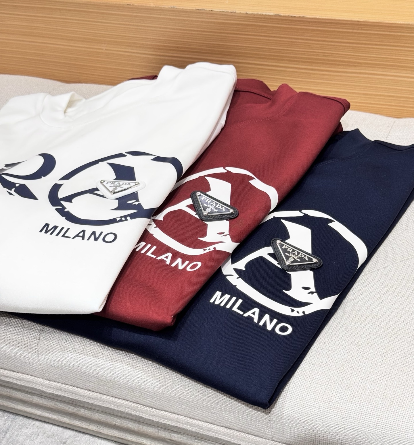 NO:524218,PRA*A Pra*da autumn and winter new men's casual base high-end version!  Modal blend fabric is breathable and comfortable, with impeccable details, and the brand element design concept reflects high quality. It feels delicate and soft!  It is casually cut, with a great upper body style!  Color blue red white Size M-3XL, prada, prada, alexander wang19860909PRA*A普拉*达秋冬新款男士休闲打底 高端版本！莫代尔混纺面料 透气舒适度高,细节无可挑剔,品牌元素设计理念,体现高品质.手感细腻柔软！呈现休闲裁剪,上身版型超赞！颜色蓝色 红色 白色 尺码M-3XL,,prada,prada,alexander wang,Men's clothing