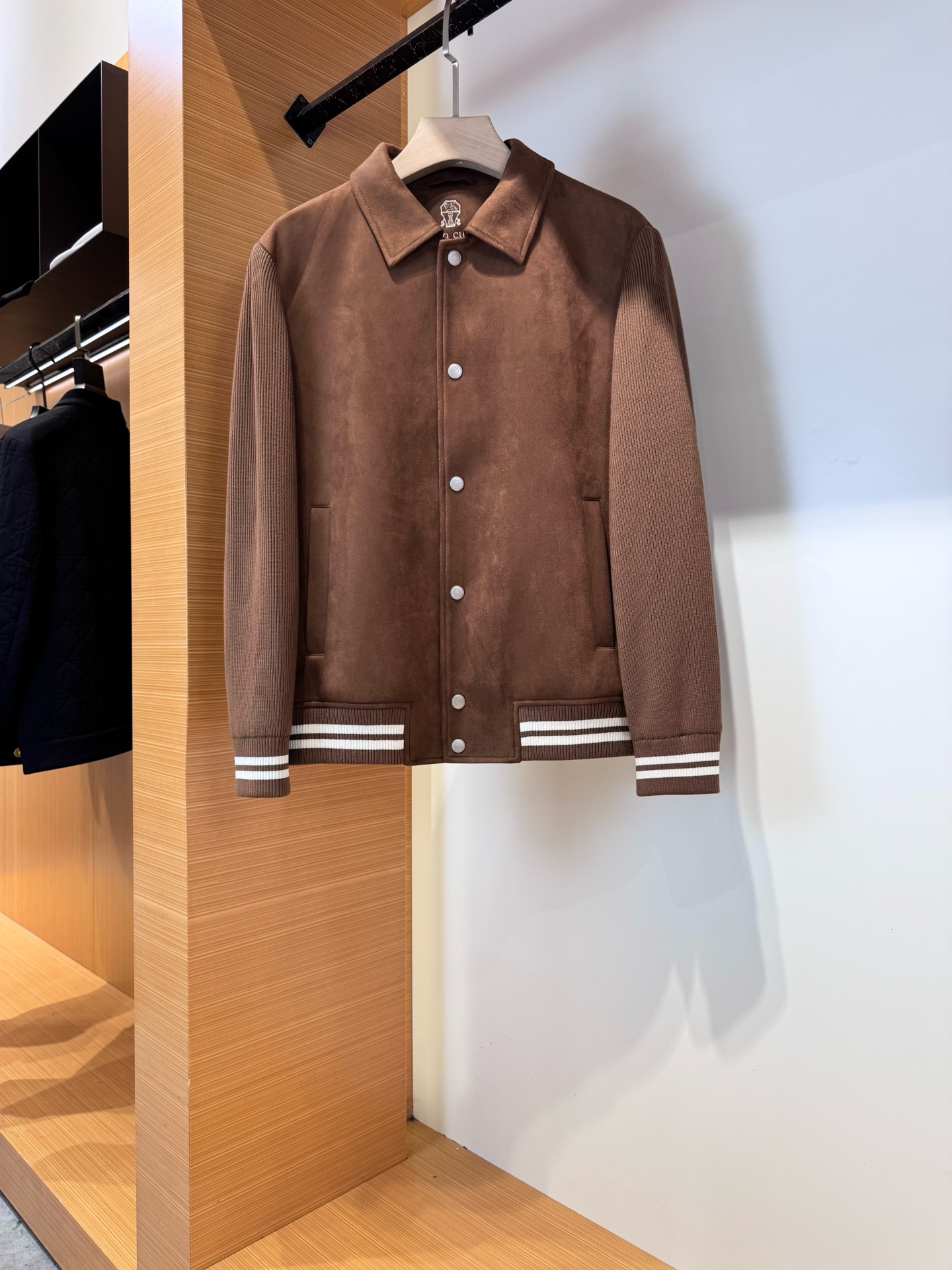 NO:549326,B*C2025 autumn and winter new men's original single jacket jacket. Splicing design. Deerskin velvet joint arm knit design concept. Fashion and simple. The quality is perfect. Custom imported fabrics are customized. A classic and versatile item. The unique style design perfectly outlines the layering of modern and fashionable aesthetics and visual aesthetics. The upper body is extremely noble and low-key and luxurious, the workmanship is extremely exquisite and rigorous, the wiring is neat and meticulous, the details show the style of the big brand, the original counter is cut, the equipment that can be collected after closing the eyes this season. Size M-3XL,,, jackets & coats, jackets & coats, alexander wang19860909B*C2025秋冬新品男士原单夹克外套.拼接设计.衣身鹿皮绒拼手臂针织设计理念 时尚简约 品相足够完美.客供定制进口面料 经典百搭的一款单品.独特的版型设计,完美勾勒出现代又时尚美学以及视觉审美方面的层次感,上身极具贵气低调奢华,做工极为考究严谨,走线工整细致,细节尽显大牌范,专柜原版剪裁,这一季闭眼就收的装备.尺码M-3XL,,,jackets & coats,jackets & coats,alexander wang,Men's clothing