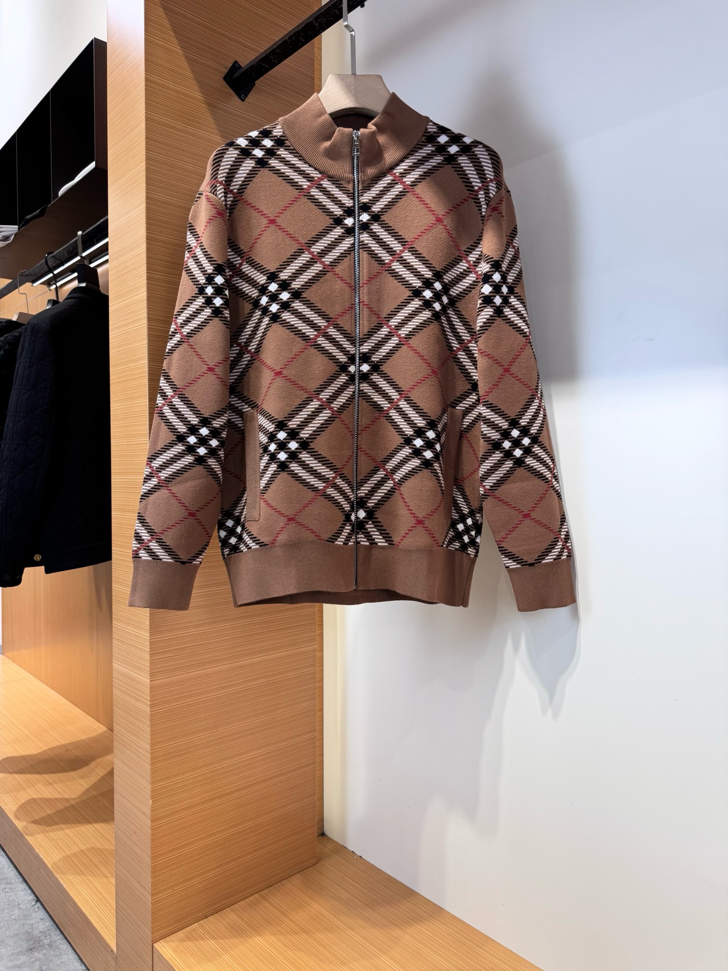 NO:549336,Burberry, the new plaid jacket for autumn and winter 2025, has a classic plaid pattern, presenting the aesthetic of retro and modernity. The stand-up collar design is matched with zipper closure, practical pockets on both sides, and the cuffs and hem are knitted ribbed closure technology, taking into account windproof function and detailed texture. The fabric is made of wool blended material to ensure warmth in autumn and winter. Dark shirts are launched in the same series to provide a smooth wear experience. The jacket can be matched with the same series of shirts to interpret the business casual style, or can be mixed with jeans or dress pants alone. It interprets Burberry's dual pursuit of craftsmanship and practicality, and has become the core choice of autumn and winter wardrobe. Size M-3XL,,,burberry,burberry,jeans,jackets & coats,shirts,alexander wang19860909Bur巴宝莉、2025秋冬新品格纹外套,的经典格纹图案,呈现复古与现代交融的美学.立领设计搭配拉链开合,两侧设实用口袋,袖口及下摆采用针织罗纹收口工艺,兼顾防风功能与细节质感.面料选用羊毛混纺材质,确保秋冬保暖性. 同系列推出深色衬衫,提供顺滑穿着体验. 外套可搭配同系列衬衫演绎商务休闲风格,亦可单独与牛仔裤或正装裤混搭.诠释巴宝莉对工艺与实用性的双重追求,成为秋冬衣橱的核心选择.尺码M-3XL,,,burberry,burberry,jeans,jackets & coats,shirts,alexander wang,Men's clothing