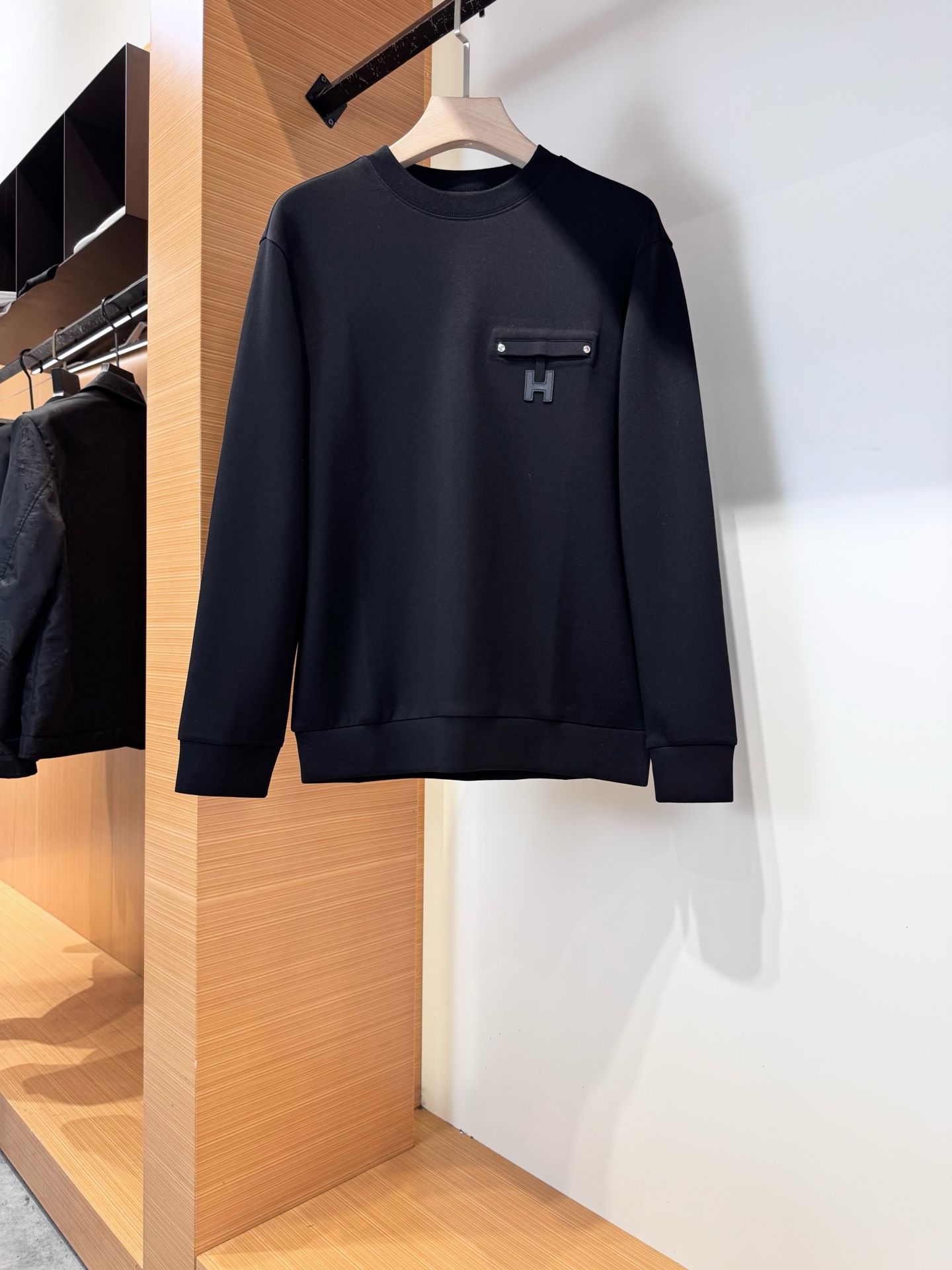 NO:570629,Herm*s 2025 new autumn and winter men's round-neck sweatshirts are on sale in the counter. They are heavy and high-quality. The sweatshirt fabrics are selected from the brand and treated with mercerization technology. They feel delicate and soft to the bone. With their unique visual sense, they are deeply loved by everyone. The first-class fitting tailoring and simple and neat style are in line with men's practical dressing habits. They are a must-have item for winter and autumn base layers. Color black  White, sizes M-3XL, can be worn up to 190 pounds.,,hermes,hermes,hoodie,sweatshirts,alexander wang19860909Herm*s爱马仕 2025秋冬新款士男圆领卫衣,柜专在售,磅重高品质衣成水准. 选精品牌制定卫衣面料,经丝光艺工处理,手感细腻,软糯入骨.其以独特的视觉感,深受家大的喜爱.流一的合身剪裁,简单落利的风格,合吻了男性用实的穿衣习惯,冬秋打底穿单必收的款一单品.颜色黑色 白色 尺码M-3XL,大最可穿到190斤.,,hermes,hermes,hoodie,sweatshirts,alexander wang,Men's clothing