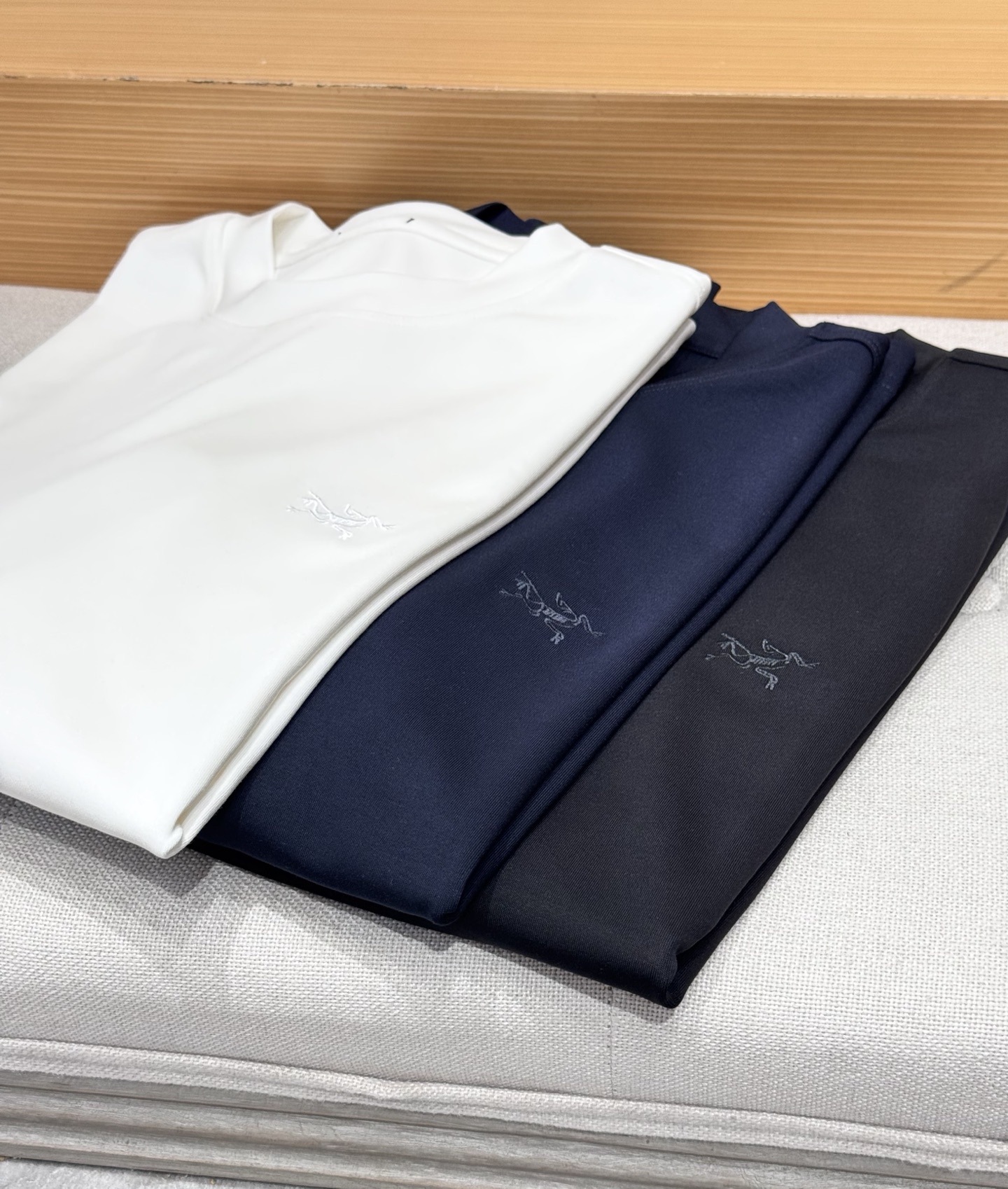 NO:570635,New arrival: Arc'teryx 2025 early autumn Kragg SL long-sleeved T-shirt. This year, the Kragg series has launched many new T-shirts, simple and elegant, classic and fashionable style. Wearing them alone brings a sense of luxury!  Soft and skin-friendly without being irritating, giving the skin a gentle touch. Stiff and stylish, the upper body shows a high-end texture. Highly recommended. Sizes m-xxxl, arc'teryx, tees, t-shirt, alexander wang19860909新款上新 始祖鸟2025早秋Kragg SL 长袖T恤 今年Kragg系列推出了好多新款T恤,简约大气,经典时髦的风格 单穿打底自带高级感！柔软亲肤不扎人,给肌肤温和的触感 挺括有型,上身即显高级质感,强烈推荐 尺码m-xxxl,arc'teryx,tees，t-shirt,alexander wang,Men's clothing