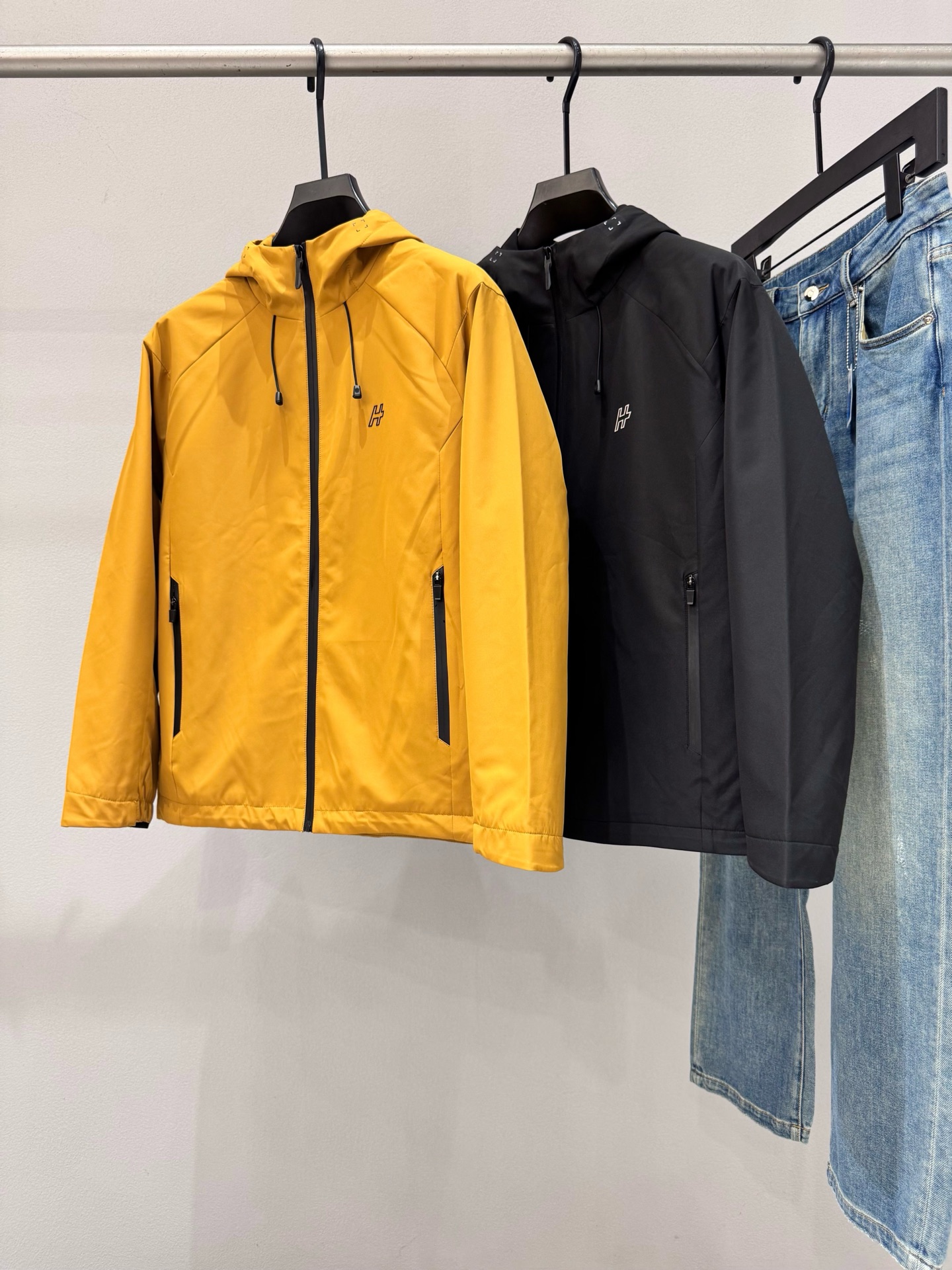 NO:570656,Hermès Price Color Black Yellow Size M-3XL Introducing the new 2025 autumn and winter men's casual thin cotton hooded jacket. The condition is perfect enough. Customized imported fabrics are provided.  A classic and versatile item. The unique version design perfectly outlines the modern and fashionable aesthetics and visual aesthetics. The upper body is very noble and low-key luxury, the workmanship is extremely elegant and rigorous, the wiring is neat and meticulous, the details are full of big-name style, the original tailoring in the counter, this season's equipment that you can just close your eyes.,, hermes, jackets & coats, jackets & coats, hats, alexander wang19860909爱马*仕 价格 颜色黑色 黄色 尺码M-3XL 介绍2025秋冬新品男士休闲薄棉连帽夹克外套.品相足够完美.客供定制进口面料 经典百搭的一款单品.独特的版型设计,完美勾勒出现代又时尚美学以及视觉审美方面的层次感,上身极具贵气低调奢华,做工极为考究严谨,走线工整细致,细节尽显大牌范,专柜原版剪裁,这一季闭眼就收的装备.,,hermes,jackets & coats,jackets & coats,hats,alexander wang,Men's clothing