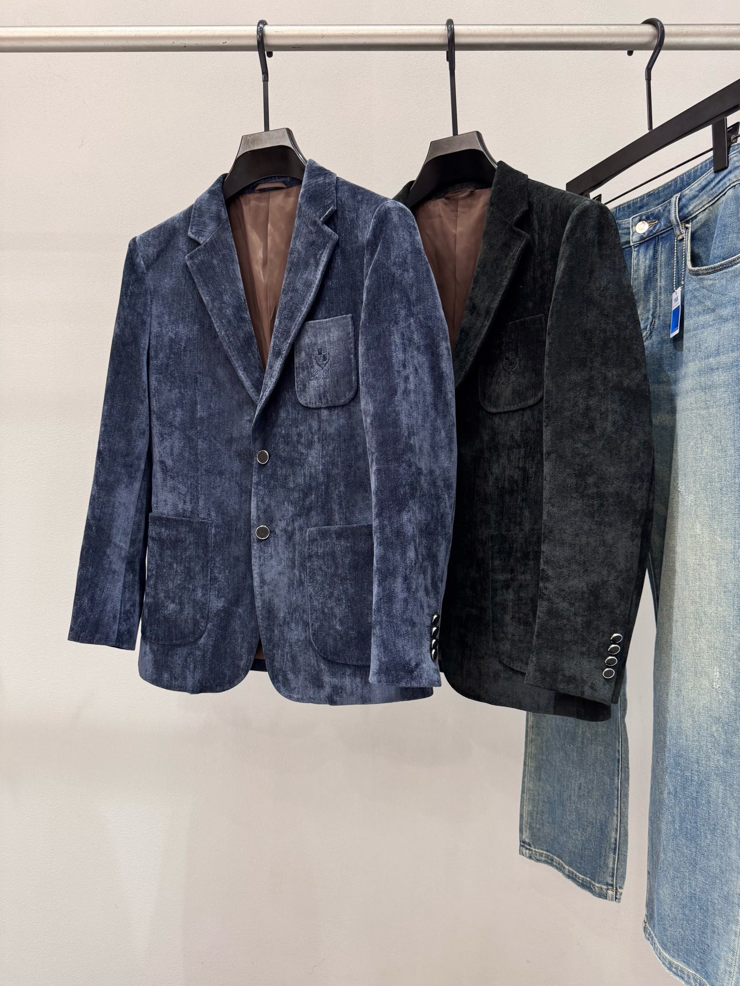 NO:570646,Brand L*P Price Color Black Blue Size M-3XL  Introducing the new 2025 autumn and winter men's casual suit jackets. The latest new products on the counter, exclusively launched nationwide, using imported custom fabrics with a delicate and textured feel. The whole piece of clothing has a unique design. The shape and tailoring are quite stylish, following the brand's consistent refined and elegant temperament.  The design of men's clothing that reproduces the contemporary meaning is taking shape. The most unique thing is the simple and elegant style design, which has strong visual effects, strong style, exquisite details and materials everywhere, and is recommended for display windows, giving men the most exquisite dress, high style and elegant temperament, a must-have for sportsmen.,,jackets  & coats,business suit,alexander wang19860909品牌L*P 价格 颜色黑色 蓝色 尺码M-3XL 介绍2025秋冬新款男士休闲西装外套.最新柜上新品,全国独家首发,采用进口定制面料,手感细腻有质感,整件衣服独特设计别具一格,版型与剪裁都相当有型,沿用品牌一贯的精致优雅气质,重现当代意味的男装设计成型.最别致的在于简约大气风格设计,视觉效果超强,风格性极强,细节物料处处精美,橱窗推荐,给予男人最精致打扮,高格调气质优雅,型男必入.,,jackets & coats,business suit,alexander wang,Men's clothing