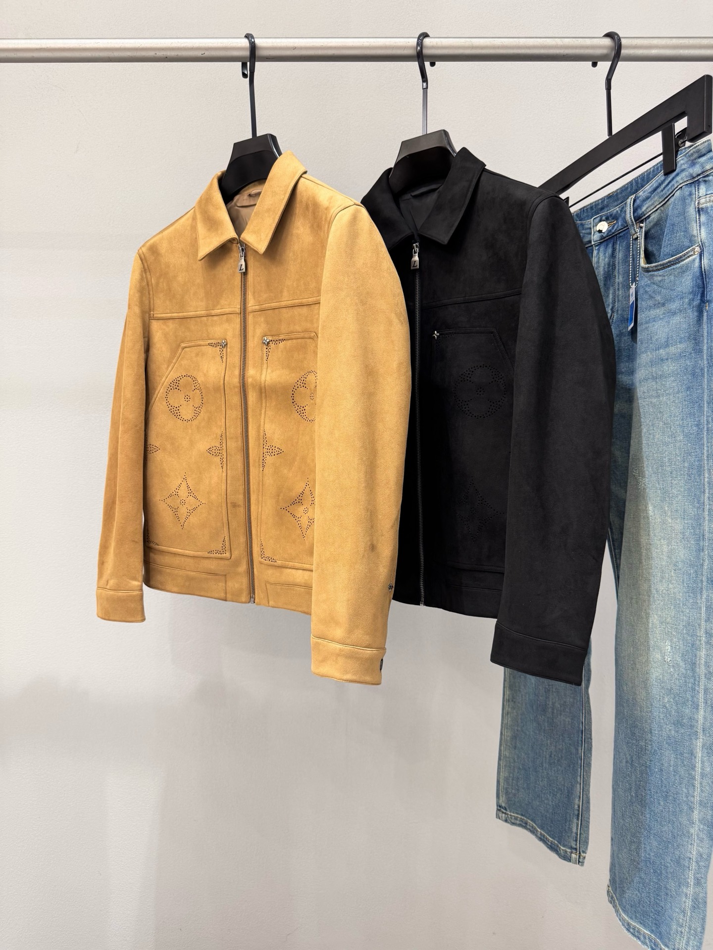 NO:570641,Brand LOUIS VUITT*ON Louis Vuitton Price Color Black Yellow Size M-3XL Introducing the 2025 autumn and winter new men's lapel jacket. The design concept of the body is deerskin, fashionable and simple, and the appearance is perfect enough. Customized imported fabrics are provided.  A classic and versatile item. The unique version design perfectly outlines the modern and fashionable aesthetics and the layering of visual aesthetics. The upper body is extremely noble and low-key luxury, the workmanship is extremely sophisticated and rigorous, the wiring is neat and meticulous, and the details are full of big-name style. Original tailoring from the counter, this season's equipment you can just close your eyes.,, louis vuitton, louis vuitton, jackets & coats, jackets & coats, alexander wang19860909品牌LOUIS VUITT*ON路易*威登 价格 颜色黑色 黄色 尺码M-3XL 介绍2025秋冬新品男士翻领夹克外套.衣身鹿皮绒设计理念 时尚简约 品相足够完美.客供定制进口面料 经典百搭的一款单品.独特的版型设计,完美勾勒出现代又时尚美学以及视觉审美方面的层次感,上身极具贵气低调奢华,做工极为考究严谨,走线工整细致,细节尽显大牌范,专柜原版剪裁,这一季闭眼就收的装备.,,louis vuitton,louis vuitton,jackets & coats,jackets & coats,alexander wang,Men's clothing