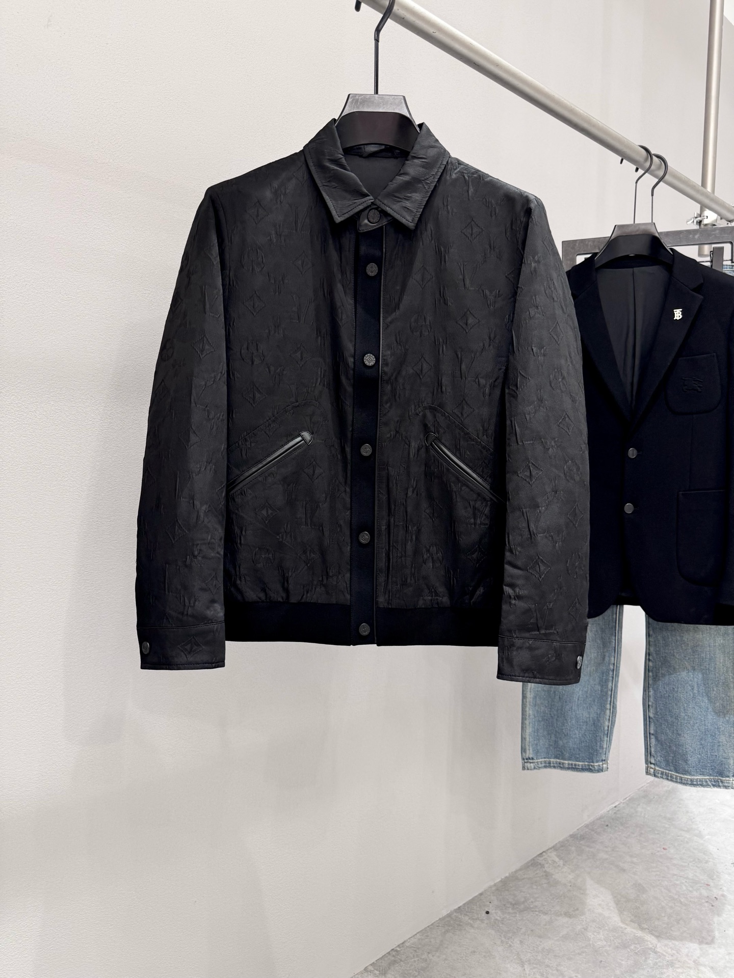 NO:570651,LOUIS VUITT*ON Louis Vuitton Price Color Black Size M-3XL Introducing the 2025 autumn and winter new men's casual jackets and jackets. The quality is perfect enough. Customized imported fabrics are provided.  A classic and versatile item. The unique version design perfectly outlines the modern and fashionable aesthetics and the layering of visual aesthetics. The upper body is extremely noble and low-key luxury, the workmanship is extremely sophisticated and rigorous, the wiring is neat and meticulous, and the details are full of big-name style. Original tailoring from the counter, this season's equipment you can just close your eyes.,, louis vuitton, louis vuitton, jackets & coats, jackets & coats, alexander wang19860909LOUIS VUITT*ON路易*威登 价格 颜色黑色 尺码M-3XL 介绍2025秋冬新品男士休闲夹克外套.品相足够完美.客供定制进口面料 经典百搭的一款单品.独特的版型设计,完美勾勒出现代又时尚美学以及视觉审美方面的层次感,上身极具贵气低调奢华,做工极为考究严谨,走线工整细致,细节尽显大牌范,专柜原版剪裁,这一季闭眼就收的装备.,,louis vuitton,louis vuitton,jackets & coats,jackets & coats,alexander wang,Men's clothing