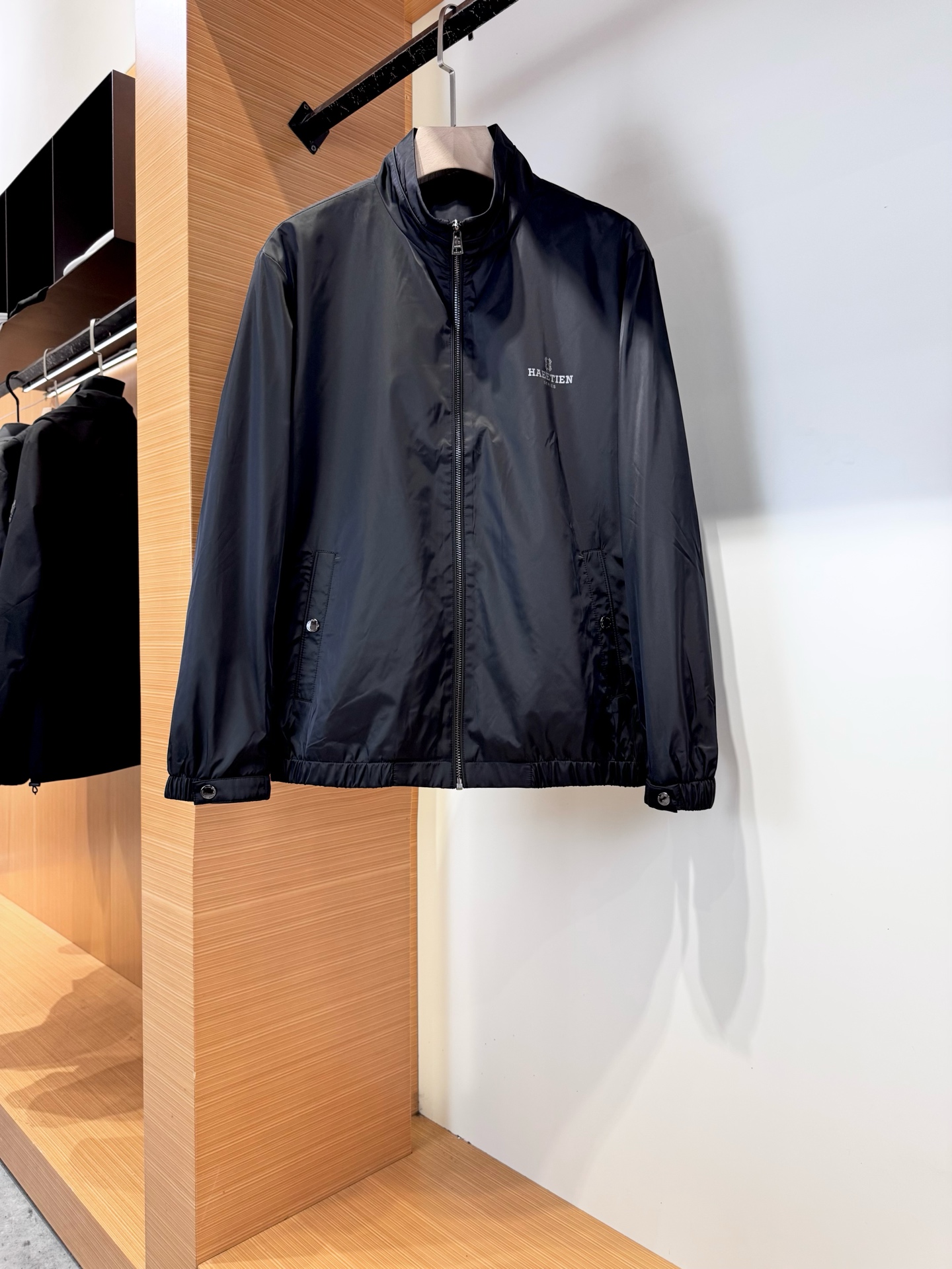 NO:570684,Hermès 2025 autumn and winter new men's casual jacket. The appearance is perfect enough. Customized imported fabrics are provided. It is a classic and versatile item. The unique version design perfectly outlines the modern and fashionable aesthetics and visual aesthetics. The upper body is very noble and low-key luxury, the workmanship is extremely rigorous, the wiring is neat and meticulous, and the details are full of big-name style. Original tailoring from the counter, this season's equipment that you can close your eyes with. Color black green  Size M-3XL,,hermes,jackets & coats,jackets & coats,alexander wang19860909爱马*仕2025秋冬新品男士休闲夹克外套.品相足够完美.客供定制进口面料 经典百搭的一款单品.独特的版型设计,完美勾勒出现代又时尚美学以及视觉审美方面的层次感,上身极具贵气低调奢华,做工极为考究严谨,走线工整细致,细节尽显大牌范,专柜原版剪裁,这一季闭眼就收的装备.颜色黑色 绿色 尺码M-3XL,,hermes,jackets & coats,jackets & coats,alexander wang,Men's clothing