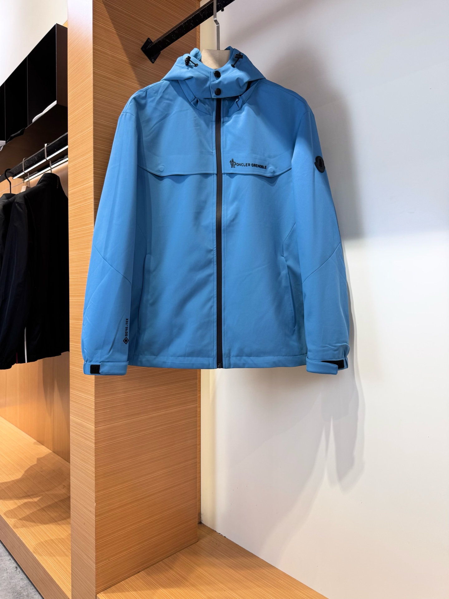 NO:570680,Meng*kou 2025 autumn and winter new men's casual jacket. The appearance is perfect enough. Custom-made imported fabrics are a classic and versatile item. The unique version design perfectly outlines the modern and fashionable aesthetics and visual aesthetics. The upper body is very noble and low-key luxury, the workmanship is extremely elegant and rigorous, the wiring is neat and meticulous, the details are full of big-name style, the original tailoring of the counter, this season's equipment that you can close your eyes with. Color black blue size M-3XL,,jackets  & coats,jackets & coats,alexander wang19860909蒙*口2025秋冬新品男士休闲夹克外套.品相足够完美.客供定制进口面料 经典百搭的一款单品.独特的版型设计,完美勾勒出现代又时尚美学以及视觉审美方面的层次感,上身极具贵气低调奢华,做工极为考究严谨,走线工整细致,细节尽显大牌范,专柜原版剪裁,这一季闭眼就收的装备.颜色黑色 蓝色 尺码M-3XL,,jackets & coats,jackets & coats,alexander wang,Men's clothing