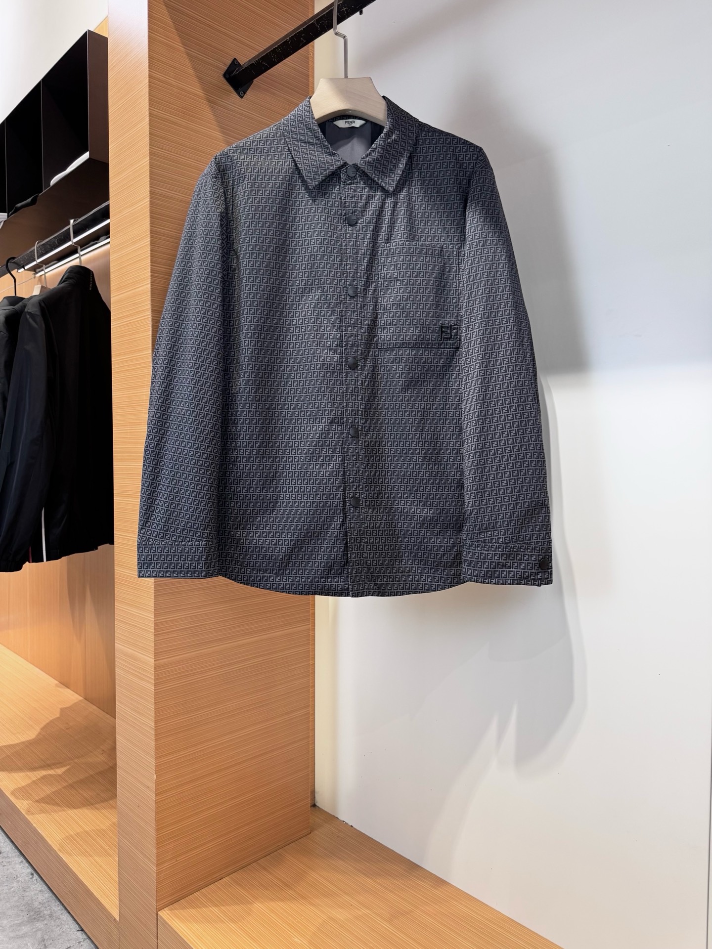 NO:570689,FE*Di Fen*di 2025 autumn and winter new men's casual jacket. The appearance is perfect enough. Customized imported fabrics are provided. It is a classic and versatile item. The unique version design perfectly outlines the modern and fashionable aesthetics and visual aesthetics. The upper body is very noble, low-key and luxurious, the workmanship is extremely rigorous, the wiring is neat and meticulous, and the details are full of big-name style. Original counter tailoring, this season's equipment that you can put away with your eyes closed. Color Khaki Gray  Size M-3XL,,jackets & coats,jackets & coats,alexander wang19860909FE*Di芬*迪2025秋冬新品男士休闲夹克外套.品相足够完美.客供定制进口面料 经典百搭的一款单品.独特的版型设计,完美勾勒出现代又时尚美学以及视觉审美方面的层次感,上身极具贵气低调奢华,做工极为考究严谨,走线工整细致,细节尽显大牌范,专柜原版剪裁,这一季闭眼就收的装备.颜色卡其色 灰色 尺码M-3XL,,jackets & coats,jackets & coats,alexander wang,Men's clothing