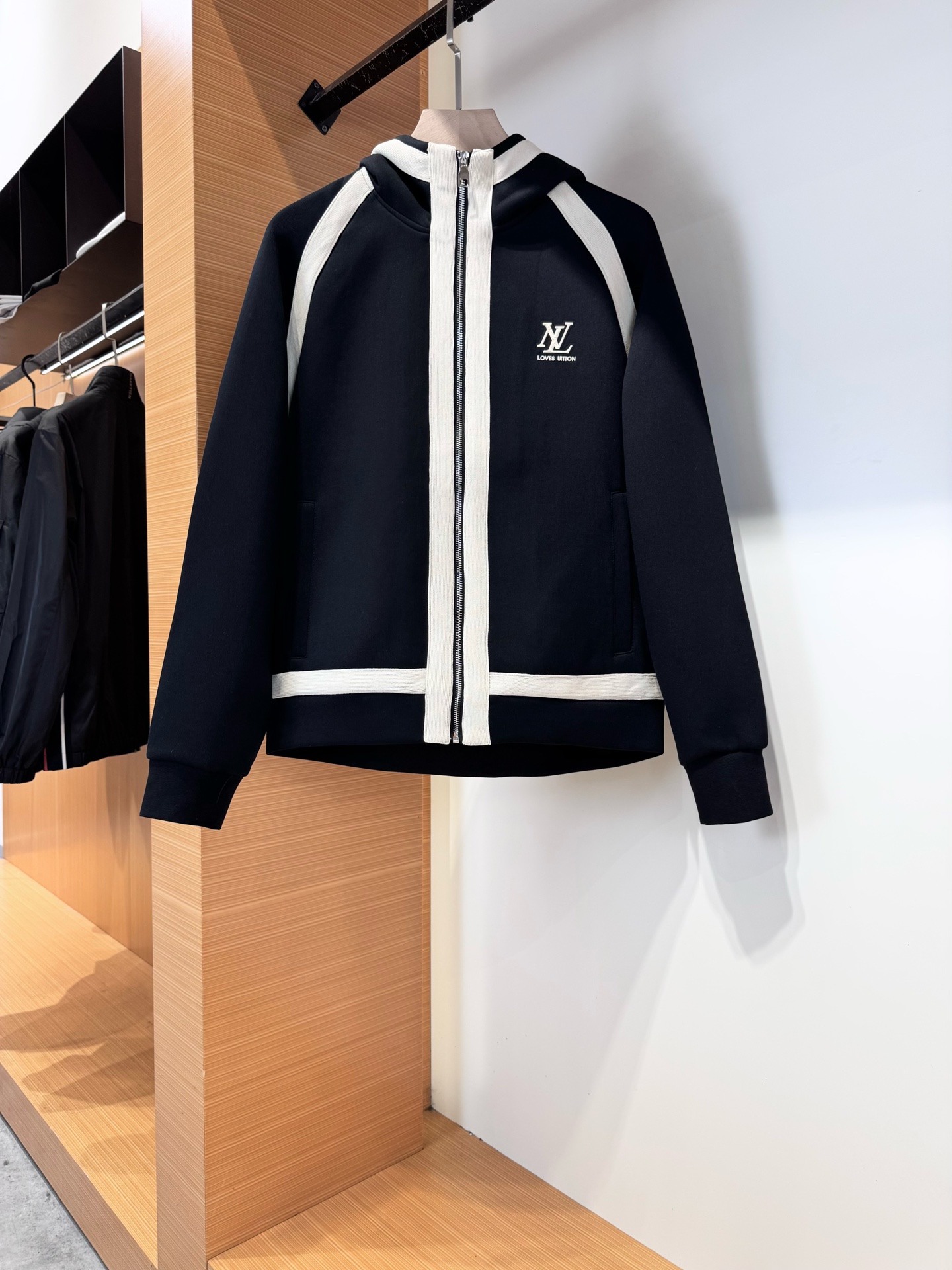 NO:570676,Louis Vui*tton Louis Vuitton's 2025 autumn and winter new men's casual jacket. The appearance is perfect enough. Customized imported fabrics are provided. It is a classic and versatile item. The unique version design perfectly outlines the modern and fashionable aesthetics and visual aesthetics. The upper body is very noble and low-key luxury, the workmanship is extremely rigorous, the wiring is neat and meticulous, and the details are full of big-name style. Original counter tailoring, this season's equipment that you can put away with your eyes closed. Color black white  Size M-3XL,,louis vuitton,louis vuitton,jackets & coats,jackets & coats,alexander wang19860909Louis Vui*tton 路易*威登 2025秋冬新品男士休闲夹克外套.品相足够完美.客供定制进口面料 经典百搭的一款单品.独特的版型设计,完美勾勒出现代又时尚美学以及视觉审美方面的层次感,上身极具贵气低调奢华,做工极为考究严谨,走线工整细致,细节尽显大牌范,专柜原版剪裁,这一季闭眼就收的装备.颜色黑色 白色 尺码M-3XL,,louis vuitton,louis vuitton,jackets & coats,jackets & coats,alexander wang,Men's clothing