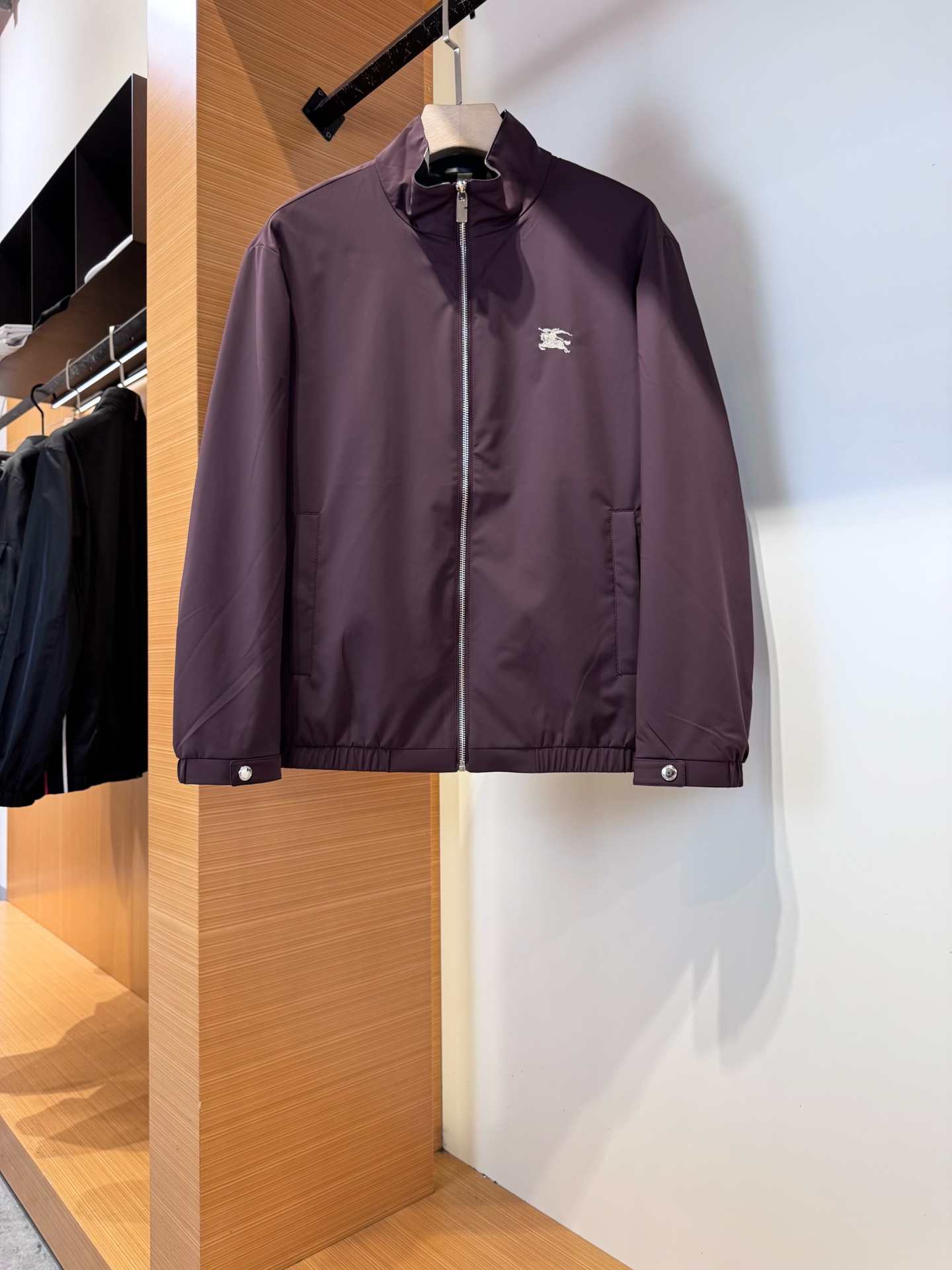 NO:570687,BURBE*ERRY 2025 autumn and winter new men's casual jacket. The appearance is perfect enough. Customized imported fabrics are provided. It is a classic and versatile item. The unique version design perfectly outlines the modern and fashionable aesthetics and visual aesthetics. The upper body is very noble and low-key luxury, the workmanship is extremely rigorous and neat, the details are neat and meticulous, and the details are full of big-name style. Original counter tailoring, this season's equipment that you can put away with your eyes closed. Color black purple  Size M-3XL,,burberry,burberry,jackets & coats,jackets & coats,alexander wang19860909BURBE*ERRY巴宝*莉2025秋冬新品男士休闲夹克外套.品相足够完美.客供定制进口面料 经典百搭的一款单品.独特的版型设计,完美勾勒出现代又时尚美学以及视觉审美方面的层次感,上身极具贵气低调奢华,做工极为考究严谨,走线工整细致,细节尽显大牌范,专柜原版剪裁,这一季闭眼就收的装备.颜色黑色紫色 尺码M-3XL,,burberry,burberry,jackets & coats,jackets & coats,alexander wang,Men's clothing