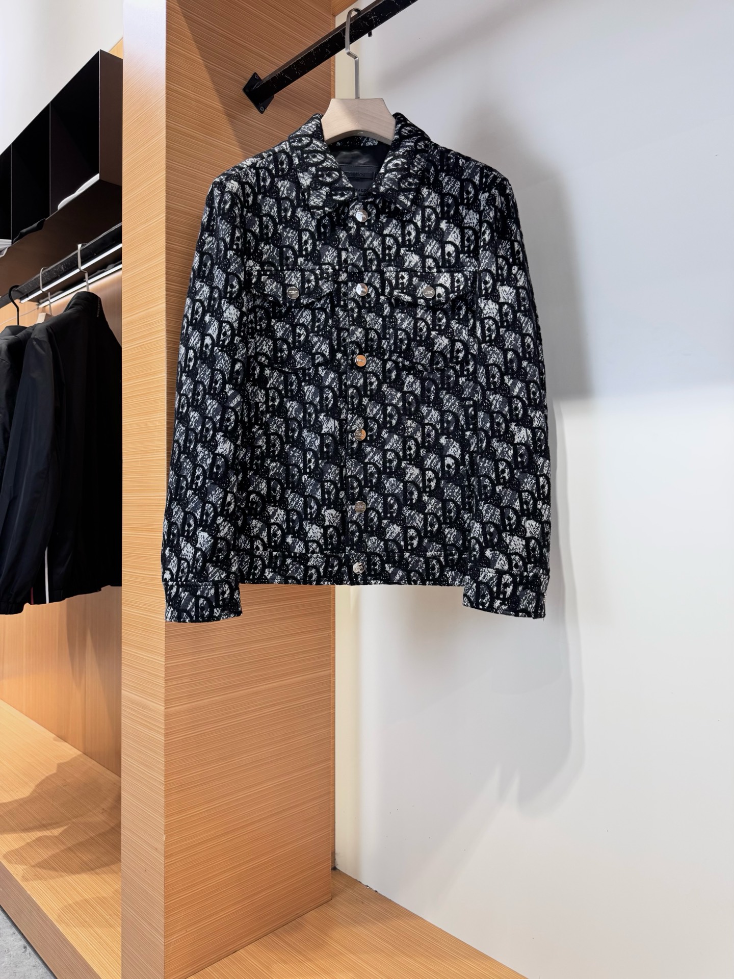 NO:570672,Di*r Di*or's 2025 autumn and winter new men's casual jacket. The appearance is perfect enough. Customized imported fabrics are provided. It is a classic and versatile item. The unique version design perfectly outlines the modern and fashionable aesthetics and visual aesthetics. The upper body is very noble and low-key luxury, the workmanship is extremely rigorous, the wiring is neat and meticulous, and the details are full of big-name style. Original counter tailoring, this season's equipment that you can put away with your eyes closed. Color Black Size M-3XL,, jackets &  coats,jackets & coats,alexander wang19860909Di*r迪*奥2025秋冬新品男士休闲夹克外套.品相足够完美.客供定制进口面料 经典百搭的一款单品.独特的版型设计,完美勾勒出现代又时尚美学以及视觉审美方面的层次感,上身极具贵气低调奢华,做工极为考究严谨,走线工整细致,细节尽显大牌范,专柜原版剪裁,这一季闭眼就收的装备.颜色黑色尺码M-3XL,,jackets & coats,jackets & coats,alexander wang,Men's clothing