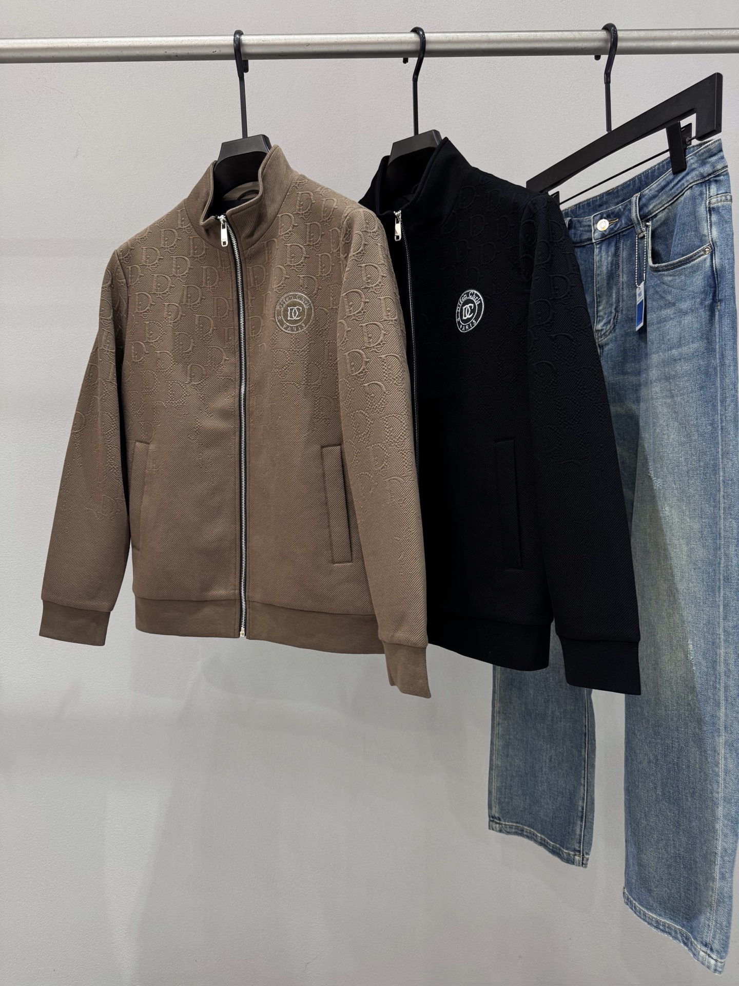 NO:568652,D**G Dujia* Banner Price Color Black Brown Size M-3XL Introducing the new 2025 autumn and winter men's casual jackets. The quality is perfect enough. Customized imported fabrics are provided.  A classic and versatile item. The unique version design perfectly outlines the sense of modern and fashionable aesthetics and visual aesthetics. The upper body is very noble and low-key luxury, the workmanship is extremely sophisticated and rigorous, the wiring is neat and meticulous, and the details are full of big-name style. Original tailoring from the counter, this season's equipment that you can just close your eyes.,,Dolce&Gabbana,jackets & coats,jackets & coats,alexander wang19860909D**G杜嘉* 班纳 价格 颜色黑色 咖啡色 尺码M-3XL 介绍2025秋冬新品男士休闲夹克外套.品相足够完美.客供定制进口面料 经典百搭的一款单品.独特的版型设计,完美勾勒出现代又时尚美学以及视觉审美方面的层次感,上身极具贵气低调奢华,做工极为考究严谨,走线工整细致,细节尽显大牌范,专柜原版剪裁,这一季闭眼就收的装备.,,Dolce&Gabbana,jackets & coats,jackets & coats,alexander wang,Men's clothing