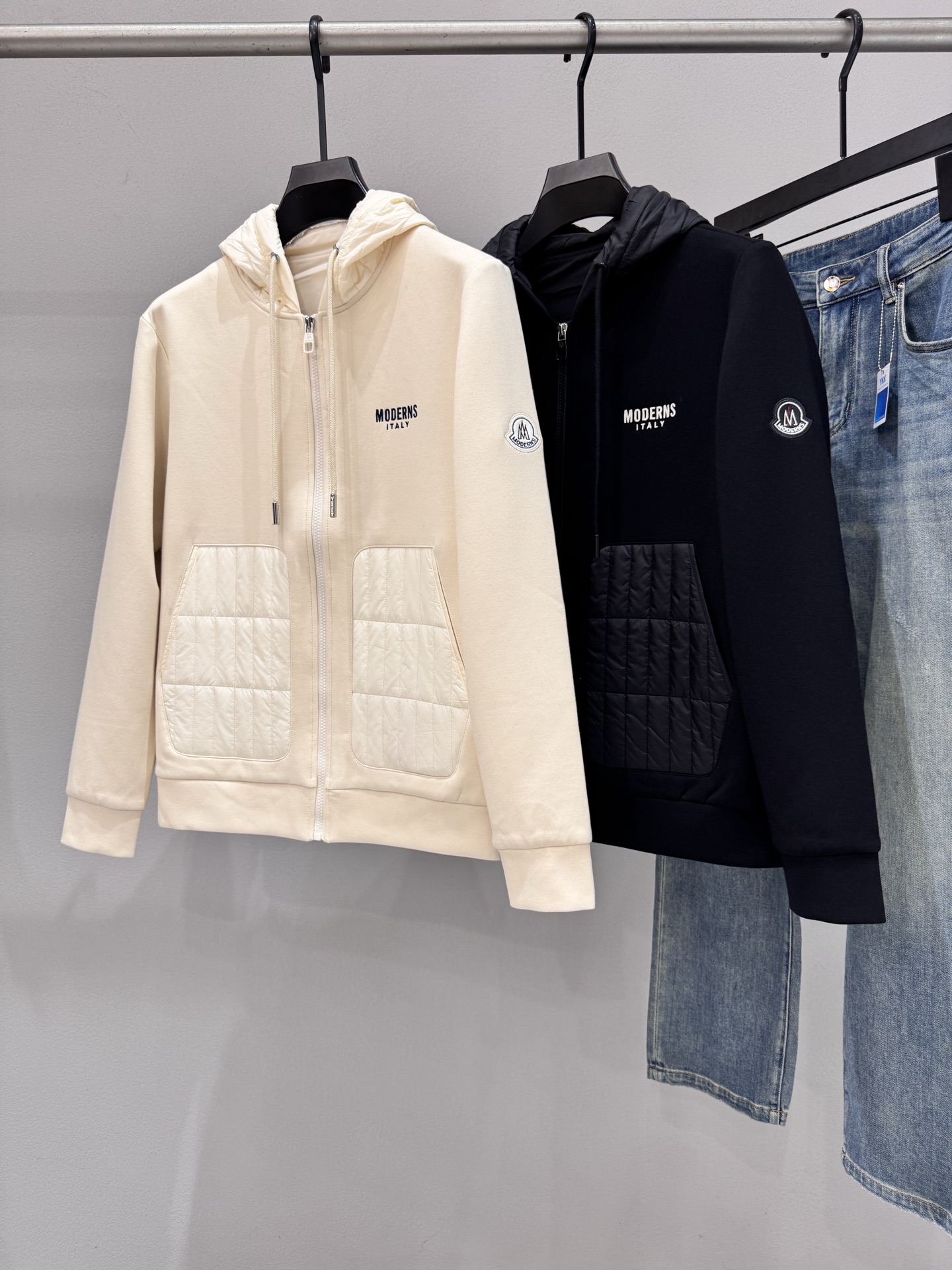 NO:568551,MONC*ER hooded mouth Price Color Black Beige Size M-3XL Introducing the new 2025 autumn and winter men's hooded casual jacket. The condition is perfect enough. Customized imported fabrics are provided.  A classic and versatile item. The unique version design perfectly outlines the modern and fashionable aesthetics and visual aesthetics. The upper body is very noble and low-key luxury, the workmanship is extremely elegant and rigorous, the wiring is neat and meticulous, the details are full of big-name style, the original tailoring in the counter, this season's equipment that you can just close your eyes.,,jackets & coats,jackets & coats,hats,alexander wang19860909MONC*ER蒙*口 价格 颜色黑色 米白色 尺码M-3XL 介绍2025秋冬新品男士连帽休闲夹克外套.品相足够完美.客供定制进口面料 经典百搭的一款单品.独特的版型设计,完美勾勒出现代又时尚美学以及视觉审美方面的层次感,上身极具贵气低调奢华,做工极为考究严谨,走线工整细致,细节尽显大牌范,专柜原版剪裁,这一季闭眼就收的装备.,,jackets & coats,jackets & coats,hats,alexander wang,Men's clothing