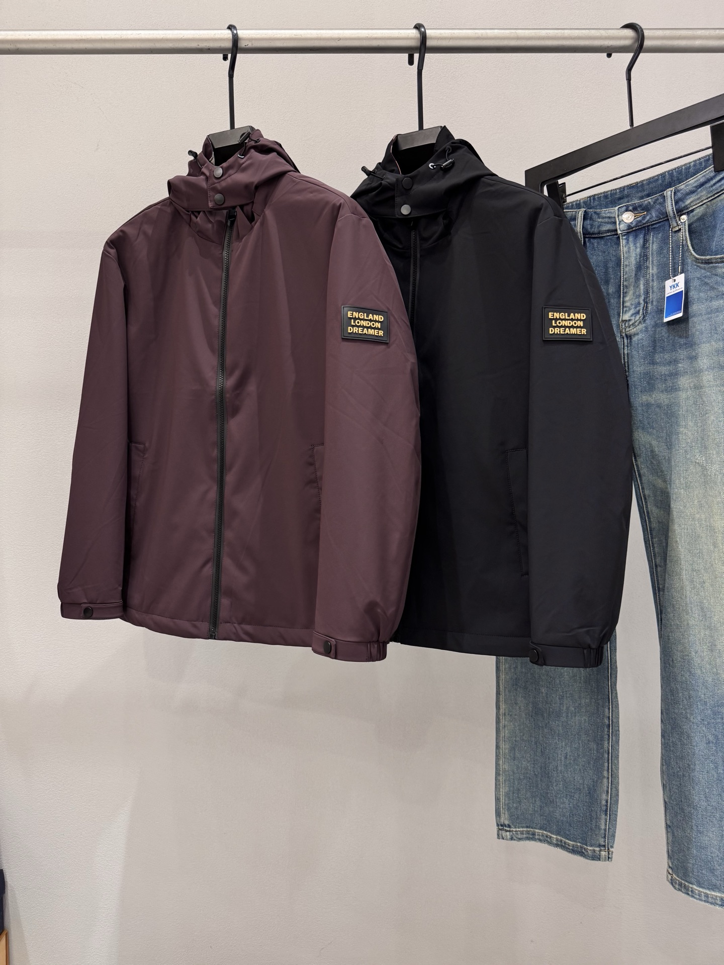 NO:568556,BURBE*ERRY Price Color Black Purple Size M-3XL Introducing the new 2025 autumn and winter men's hooded casual jacket. The hood is removable and the condition is perfect. Customized imported fabrics are provided.  A classic and versatile item. The unique version design perfectly outlines the sense of modern and fashionable aesthetics and visual aesthetics. The upper body is very noble and low-key luxury, the workmanship is extremely sophisticated and rigorous, the wiring is neat and meticulous, and the details are full of big-name style. Original tailoring from the counter, this season's equipment you can just close your eyes.,,burberry,burberry,jackets & coats,jackets & coats,hats,alexander wang19860909BURBE*ERRY巴宝*莉 价格 颜色黑色 紫色 尺码M-3XL 介绍2025秋冬新品男士连帽休闲夹克外套.帽子可拆卸 品相足够完美.客供定制进口面料 经典百搭的一款单品.独特的版型设计,完美勾勒出现代又时尚美学以及视觉审美方面的层次感,上身极具贵气低调奢华,做工极为考究严谨,走线工整细致,细节尽显大牌范,专柜原版剪裁,这一季闭眼就收的装备.,,burberry,burberry,jackets & coats,jackets & coats,hats,alexander wang,Men's clothing