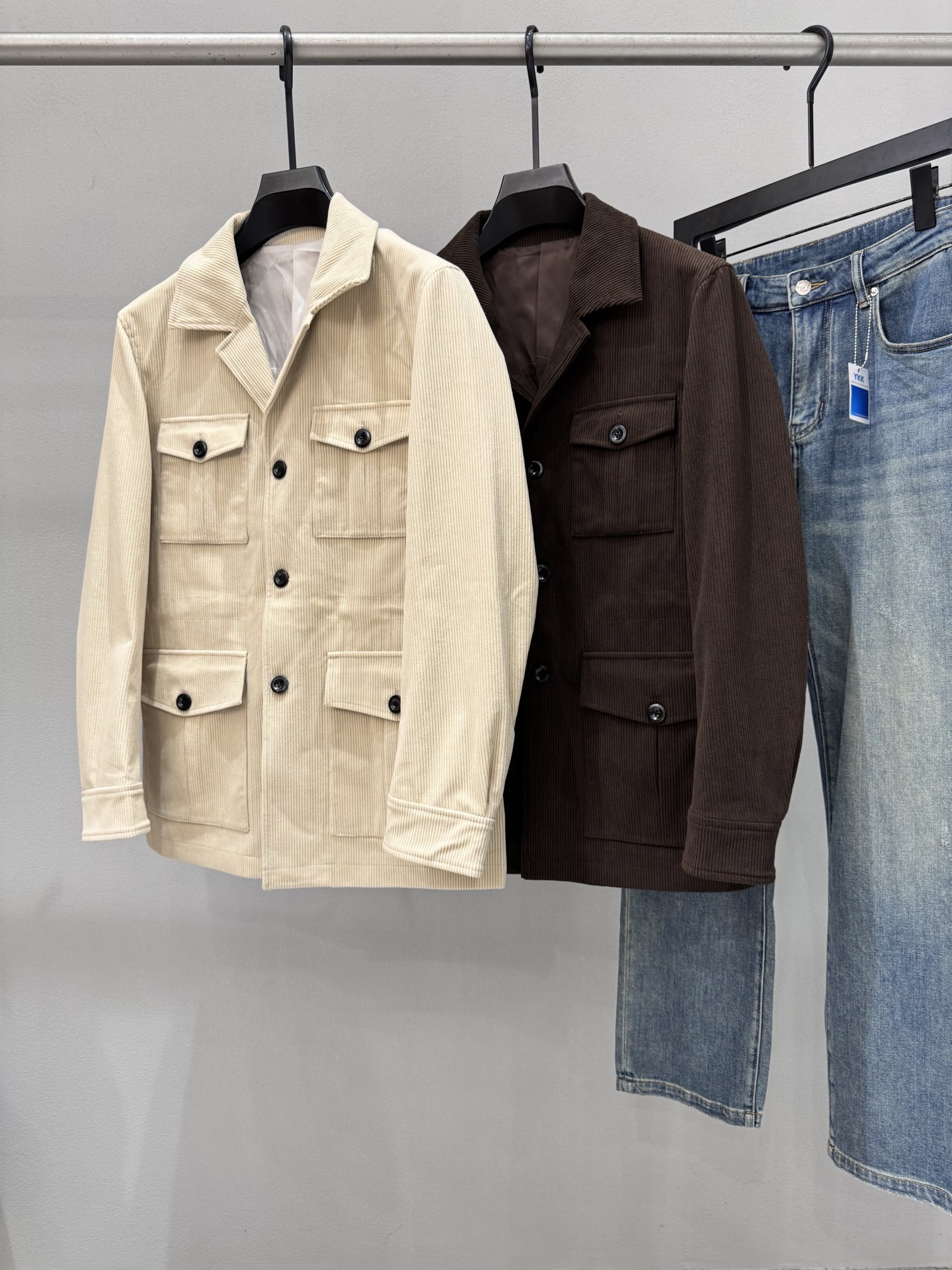 NO:568651,Brand B*C Price Color Brown Khaki Size M-3XL Introducing the 2025 autumn and winter new men's corduroy casual jacket. The quality is perfect. Customized imported corduroy fabrics are available for customers.  A classic and versatile item. The unique version design perfectly outlines the modern and fashionable aesthetics as well as the layering of visual aesthetics. The upper body is very noble and low-key luxury, the workmanship is extremely elegant and rigorous, the wiring is neat and meticulous, and the details are full of big-name style. Original tailoring from the counter, this season's equipment that you can just close your eyes.,,jackets & coats,jackets & coats,alexander wang19860909品牌B*C 价格 颜色咖啡色 卡其色 尺码M-3XL 介绍2025秋冬新品男士灯芯绒休闲夹克外套.品相足够完美.客供定制进口灯芯绒面料 经典百搭的一款单品.独特的版型设计,完美勾勒出现代又时尚美学以及视觉审美方面的层次感,上身极具贵气低调奢华,做工极为考究严谨,走线工整细致,细节尽显大牌范,专柜原版剪裁,这一季闭眼就收的装备.,,jackets & coats,jackets & coats,alexander wang,Men's clothing