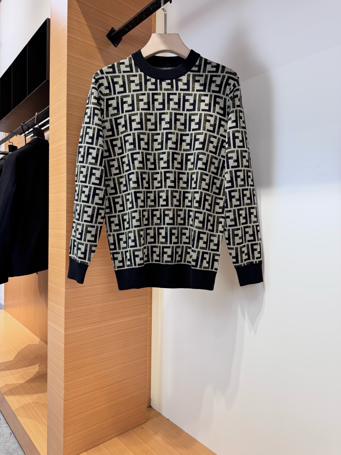 NO:570678,FEND*’s new hot-selling all-over FF wool cardigan knitted casual sweater jacket. The super textured Fendi FENDY letter-printed knitted wool cardigan sweater fabric is a custom-made wool blend material that feels soft and delicate ~ extremely soft!  The classic all-over print is really eye-catching, and the upper body is also very powerful!  Extremely white!  Synchronous pipe network, known as a fashionable item for celebrities, will always be the mainstream of the times!  It’s fashionable and elegant at the same time, because the FF all over the body highlights the charm of its brand!  Comfortable and delicate, soft and skin-friendly, it provides close-fitting care and is not easy to discolor or deform, and the overall texture is of high quality!  The design is very flattering on white and tender skin. The collar, placket, cuffs and hem are all designed with striped cuffs. Sizes M-3XL,,,fendi,fendi,jackets & coats,sweaters,alexander wang19860909FEND*新品爆款满身FF羊毛开衫针织休闲毛衣外套.超有质感的芬迪FENDY字母印花针织羊毛开衫毛衣面料是定制羊毛混纺材质手感柔软炒细腻～柔软至极！经典满印真的很耐看,上身也非常给力！特显白！同步管网,被誉为名媛风尚的单品,将会永远是时代的主流！时尚的同时也贵气,因为满身的FF彰显了其品牌的魅力！舒适细腻,柔软亲肤,贴身呵护的同时不易脱色 不易变形,整体质感档次高！设计很称白嫩的肌肤,领口门襟袖口下摆都是条纹套口设计 尺码M-3XL ,,,fendi,fendi,jackets & coats,sweaters,alexander wang,Men's clothing