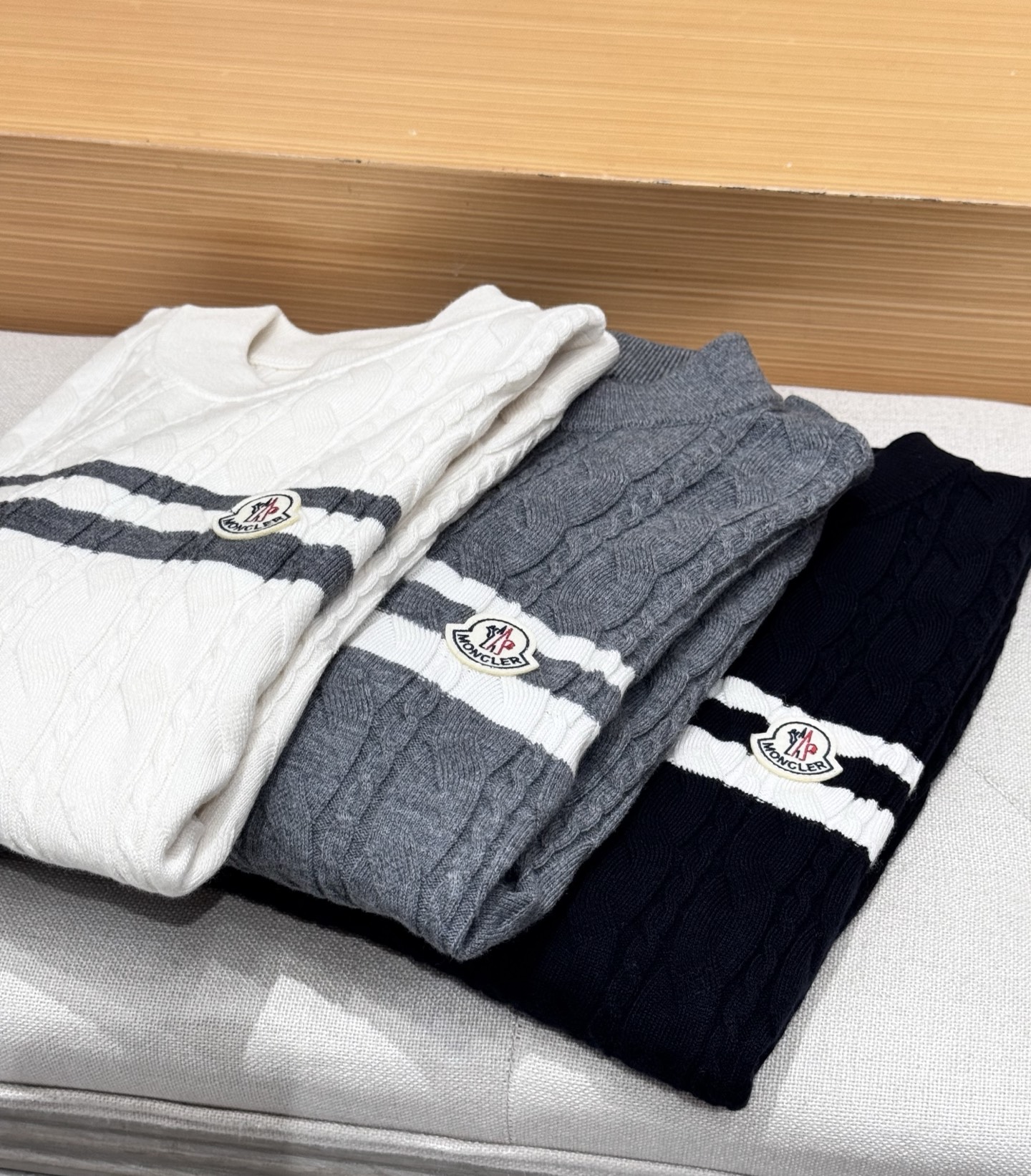 NO:570703,MONC*ER's 2025 new autumn and winter men's cashmere blended knitted sweater. The popular item is on sale at the counter. It is a versatile item that every major fashion buyer has. It is simple and fashionable, and the upper body is full of gentleman style. The entire sweater is not only exquisite in texture, but also finely crafted and evenly routed.  Uniform and neat. The overall beautiful appearance ensures that the silhouette of the clothes is not easily deformed. Customized wool fabric, which is neither very loose nor very tight, and has very good recovery properties. A fashion item that is both cold-resistant and fashionable in autumn and winter. q size M-3XL,,,sweaters,alexander  wang19860909MONC*ER蒙*口2025秋冬新款男士羊绒混纺针织毛衣.专柜在售爆款单品,各大时尚买手明星人手一件的百搭单品.简单时尚甚是好看,上身绅士范十足.整件毛衣不单纹理工艺精美,走线更是精工细作均匀整齐.整体美观大方保证了衣服的廓形不易变形.定制羊毛面料,既不会很宽松也不会很紧绷,恢复性非常好.秋冬御寒与时尚兼备的一款时装单品.q尺码M-3XL,,,sweaters,alexander wang,Men's clothing