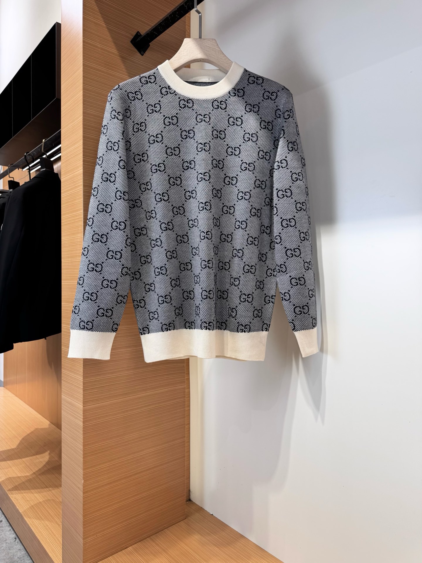 NO:570682,GUC*I Gucci's 2025 new autumn and winter men's wool knitted sweater. The hot-selling item is on sale at the counter. It is a versatile item that every major fashion buyer and celebrity has. It is simple and fashionable, and the upper body is full of gentleman style. The entire sweater is not only exquisite in texture, but also the wiring is even and neat. The entire sweater is even and neat.  The beautiful and generous body ensures that the silhouette of the clothes is not easily deformed. The custom-made wool fabric is neither very loose nor very tight, and has very good recovery properties. A fashion item that is both cold-resistant and fashionable in autumn and winter. Sizes M-3XL, gucci, sweaters, alexander  wang19860909GUC*I古奇2025秋冬新款男士羊毛针织毛衣.专柜在售爆款单品,各大时尚买手明星人手一件的百搭单品.简单时尚甚是好看,上身绅士范十足.整件毛衣不单纹理工艺精美,走线更是精工细作均匀整齐.整体美观大方保证了衣服的廓形不易变形.定制羊毛面料,既不会很宽松也不会很紧绷,恢复性非常好.秋冬御寒与时尚兼备的一款时装单品.尺码M-3XL,,gucci,sweaters,alexander wang,Men's clothing