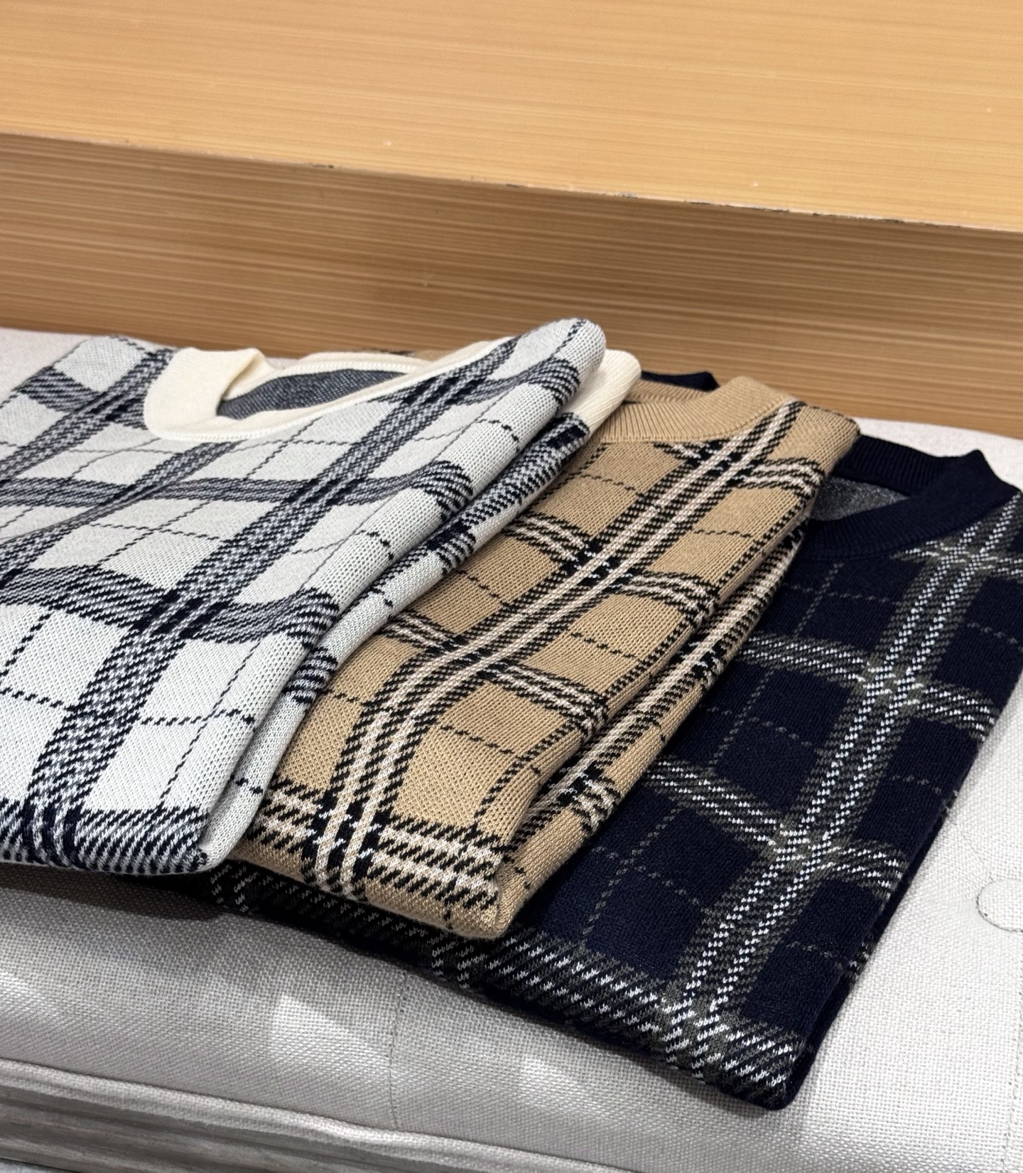 NO:570693,Burberry 25FW new wool blended knitted sweater for autumn and winter, extremely fashionable round neck, same style for men and women, classic right hem, imported from Germany!  Trading company channels are rare, and the neutral style sweaters are casually matched, a versatile item that can be worn by both men and women!  This sweater is woven with 32 wool yarn imported from customers. The fabric feels soft and fluffy. It feels skin-friendly, comfortable and warm. The texture is great. The upper body feels wrapped in warmth without any thorny feeling at all. The upper body is fashionable and fashionable to go out!  , complete the overall sense of class!  , lazy and casual, can’t be hidden, very comfortable and slimming on the upper body, can be used as an inner layering item, or worn directly on the upper body!  Size M-XXXL,,burberry,sweaters,alexander wang19860909巴宝莉 25FW秋冬新款羊毛混纺针织毛衫,格外时尚圆领 男女同款经典右下摆德国进口机 ！贸易公司渠道稀出,随性搭配的中性风毛衣,男女皆可上身的百搭单品！这款毛衣选用客供进口32羊毛纱线织造,面料手感柔软蓬松,触感亲肤舒适保暖,质感非常棒,上身感觉被温暖给包裹,完全没有任何扎刺感可言 上身大气时髦出门！,将整体的档次感拉满！,慵懒休闲藏不住,非常自在上身显瘦,可作为内搭单品、或直接上身单穿！尺码M-XXXL,,burberry,sweaters,alexander wang,Men's clothing