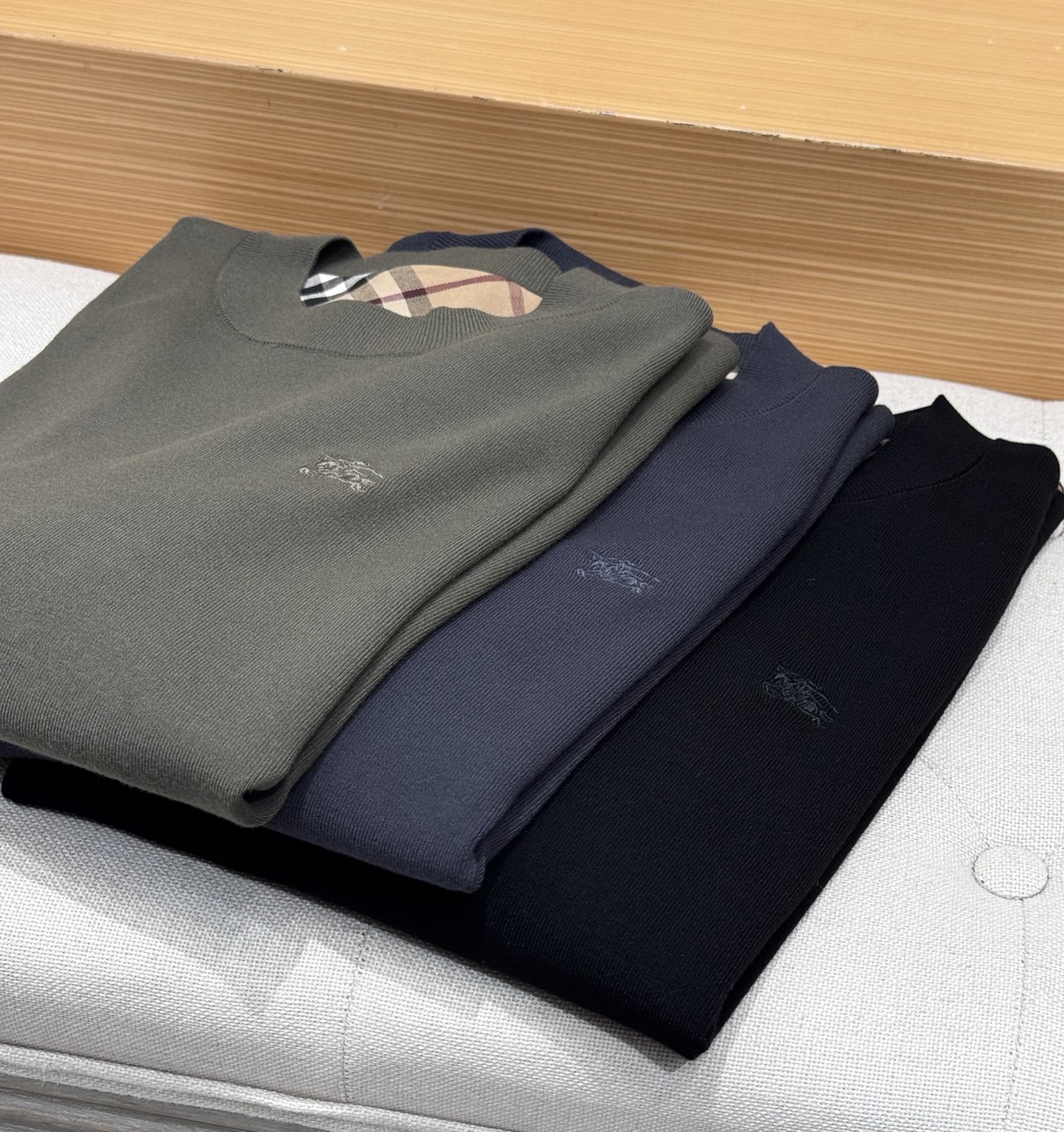 NO:570686,BBR Burberry - 2025ss Autumn and Winter counter hot style knitted sweaters, casual and fashionable outer wear, a must-have for inner wear, customized imported wool blended fabrics, the fabric has a delicate feel, close to the body and is comfortable without digging into the flesh, and the upper body has a good shape. It is warm to wear, the counter logo design is very unique, the original quality and craftsmanship are definitely the highest version on the market. The top original version is awesome to wear. It is soft and crisp, not easy to deform. The seams and seams are very rigorous and elegant. Absolute first-line OEM requirements!  Don’t miss it, male gods!  Size M-3XL,,,burberry,alexander wang19860909BBR巴宝莉 - 2025ss秋冬专柜大爆款针织毛衫,休闲时尚外穿 内搭必备款,定制进口羊毛混纺面料,面料手感细腻,贴身舒适不扎肉,上身版型好 穿着保暖,专柜标志设计非常独特,原版品质与工艺 绝对市场最高版本 顶级原版穿着超赞 柔顺挺括,不易变形.锁边缝盘都非常严谨考究 绝对一线代工要求！男神们别错过！ 尺码 M-3XL ,,,burberry,alexander wang,Men's clothing