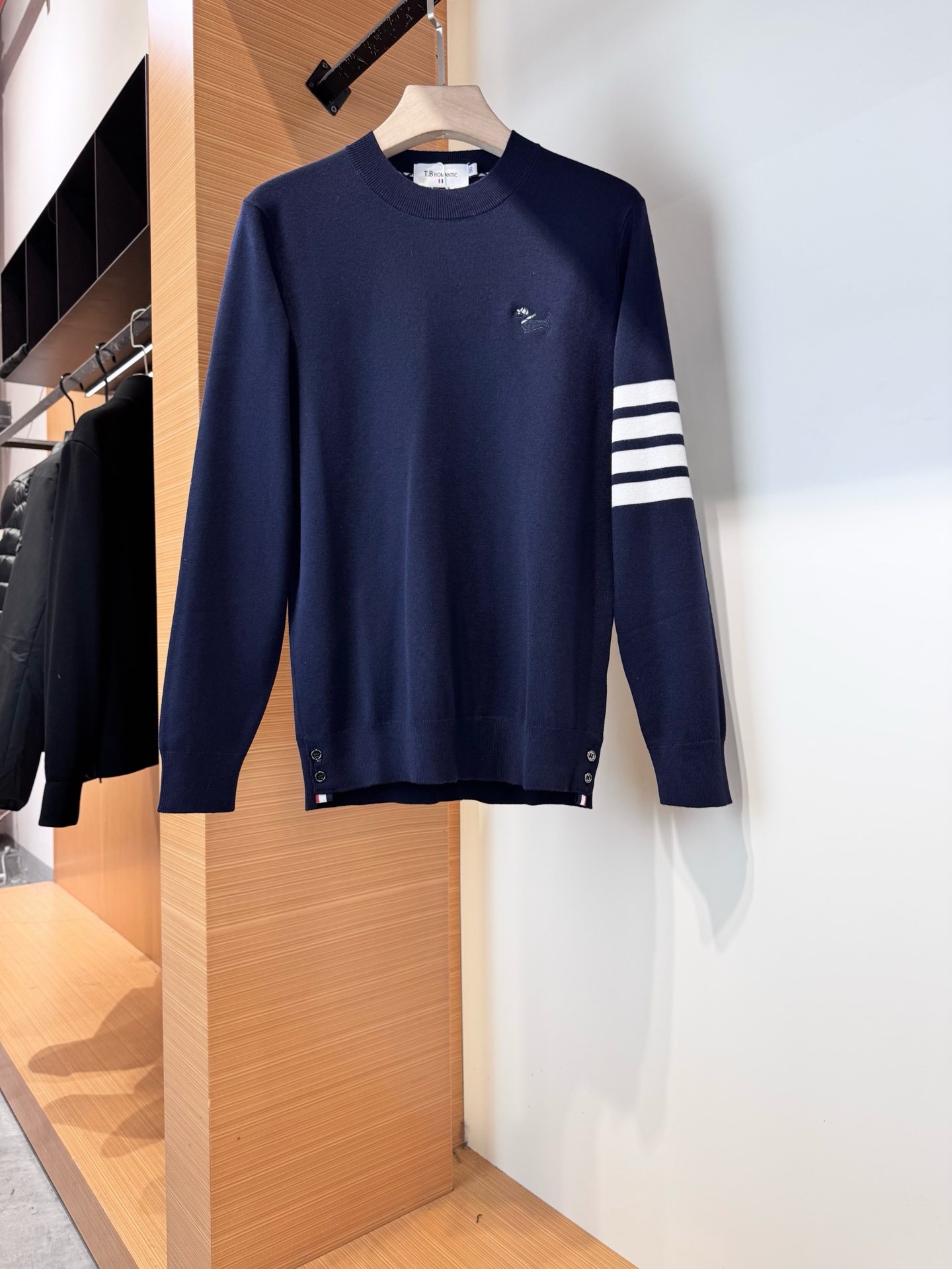 NO:600486,T*B 2025 new autumn and winter men's wool knitted sweater. A versatile item that every major fashion buyer and star has. Simple and fashionable, it is very beautiful, and the upper body is full of gentleman style. The whole sweater is not only exquisite in texture, but also finely crafted and evenly arranged. The overall beautiful appearance ensures that the silhouette of the clothes is not easy to deform. The custom-made wool blended fabric is neither too loose nor too tight, and has very good recovery. A fashion item that is both cold-proof and fashionable in autumn and winter.  Size M-3XL. Color black white blue gray,sweaters,alexander wang19860909T*B 2025秋冬新款男士羊毛针织毛衣.各大时尚买手明星人手一件的百搭单品.简单时尚甚是好看,上身绅士范十足.整件毛衣不单纹理工艺精美,走线更是精工细作均匀整齐.整体美观大方保证了衣服的廓形不易变形.定制羊毛混纺面料,既不会很宽松也不会很紧绷,恢复性非常好.秋冬御寒与时尚兼备的一款时装单品. 尺码M-3XL. 颜色黑色 白色 蓝色 灰色,,sweaters,alexander wang,Men's clothing