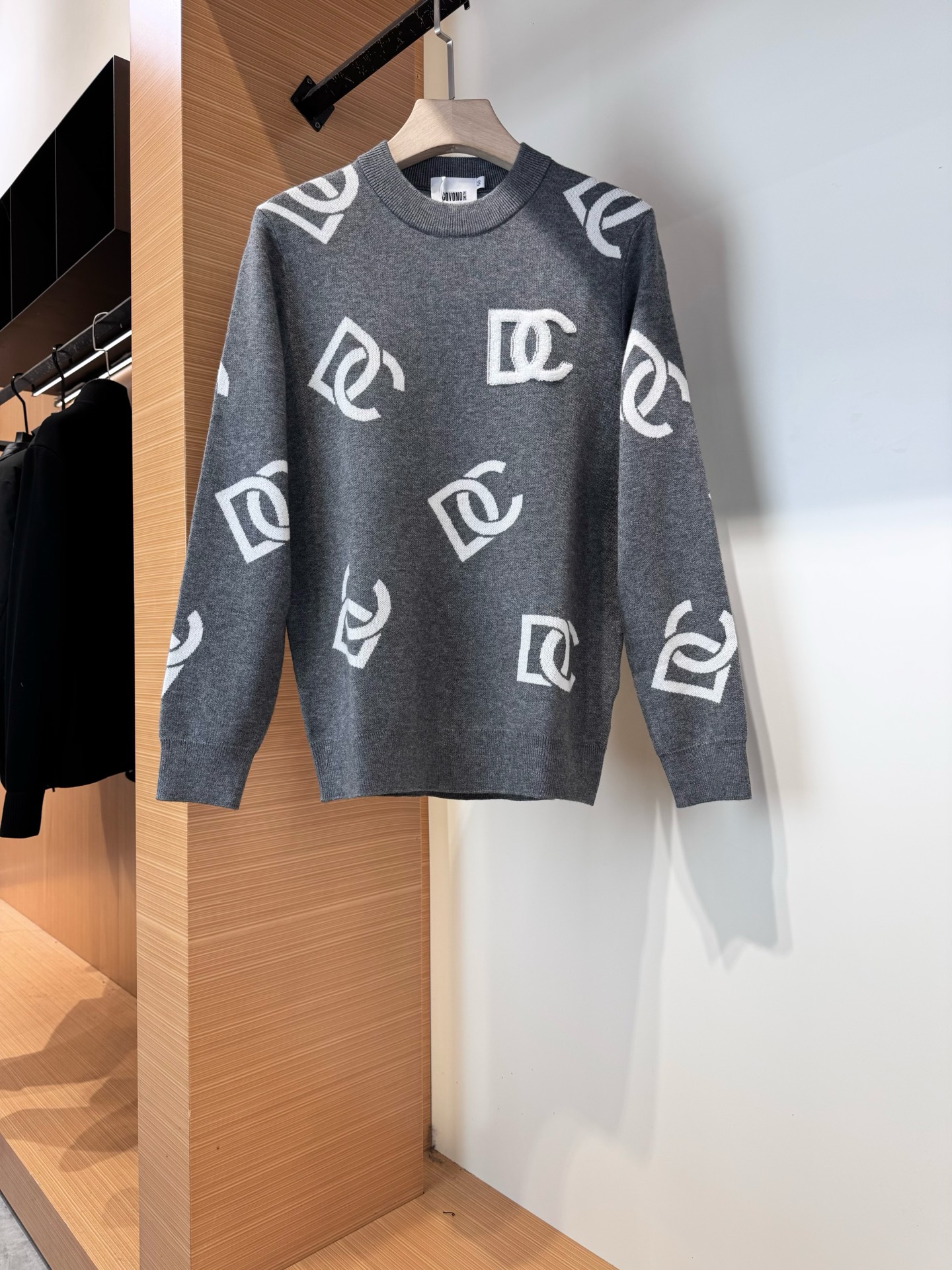 NO:600483,D*G Dolce & Gabbana's 2025 new autumn and winter men's wool knitted sweater. A versatile item that every major fashion buyer star has. Simple and fashionable, it is very beautiful, and the upper body is full of gentleman's style. The whole sweater is not only exquisite in texture, but also finely crafted and evenly arranged. The overall beautiful appearance ensures that the silhouette of the clothes is not easily deformed. The custom-made wool blended fabric is neither very loose nor very tight, and has very good recovery properties. A fashion item that is both cold-resistant and fashionable in autumn and winter.  Size M-3XL. Color gray orange, Dolce&Gabbana, sweaters, alexander wang19860909D*G杜嘉*班纳2025秋冬新款男士羊毛针织毛衣.各大时尚买手明星人手一件的百搭单品.简单时尚甚是好看,上身绅士范十足.整件毛衣不单纹理工艺精美,走线更是精工细作均匀整齐.整体美观大方保证了衣服的廓形不易变形.定制羊毛混纺面料,既不会很宽松也不会很紧绷,恢复性非常好.秋冬御寒与时尚兼备的一款时装单品. 尺码M-3XL. 颜色灰色 橘色,,Dolce&Gabbana,sweaters,alexander wang,Men's clothing