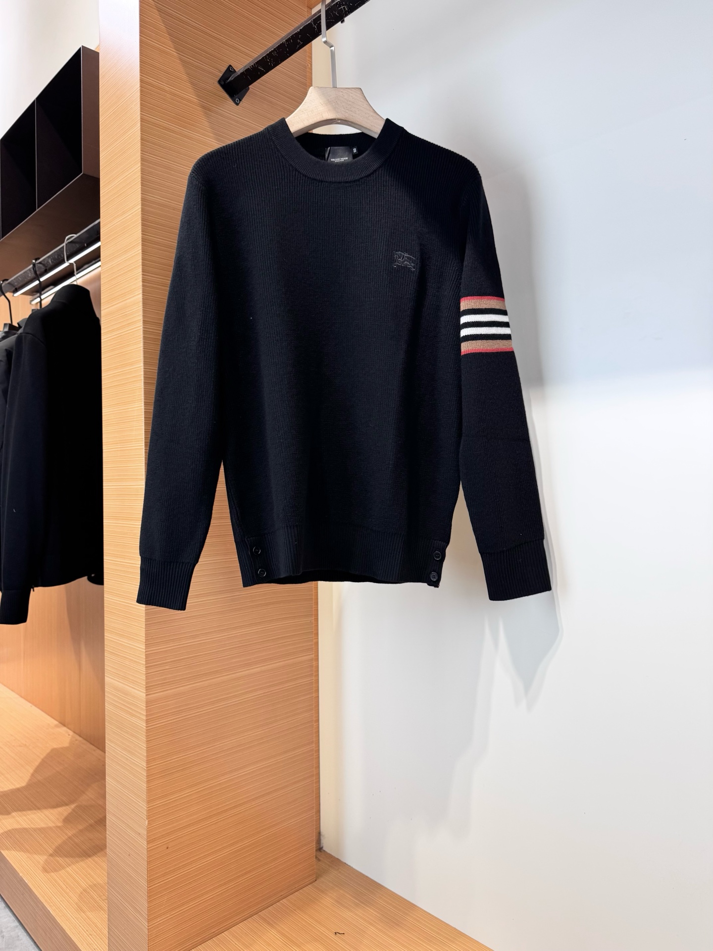 NO:600489,BURBE*RY 2025 new autumn and winter men's wool knitted sweater. A versatile item that every major fashion buyer and celebrity has. Simple and fashionable, it looks good, and the upper body is full of gentleman style. The whole sweater not only has exquisite texture and craftsmanship,  The routing is even and neat with meticulous workmanship. The overall beauty and elegance ensure that the silhouette of the clothes is not easily deformed. The custom-made wool blended fabric is neither too loose nor too tight, and has very good recovery properties. It is a fashion item that is both cold-resistant and fashionable in autumn and winter.  Size M-3XL. Color black blue,,burberry,burberry,sweaters,alexander wang19860909BURBE*RY巴宝*莉2025秋冬新款男士羊毛针织毛衣.各大时尚买手明星人手一件的百搭单品.简单时尚甚是好看,上身绅士范十足.整件毛衣不单纹理工艺精美,走线更是精工细作均匀整齐.整体美观大方保证了衣服的廓形不易变形.定制羊毛混纺面料,既不会很宽松也不会很紧绷,恢复性非常好.秋冬御寒与时尚兼备的一款时装单品. 尺码M-3XL. 颜色黑色 蓝色,,burberry,burberry,sweaters,alexander wang,Men's clothing