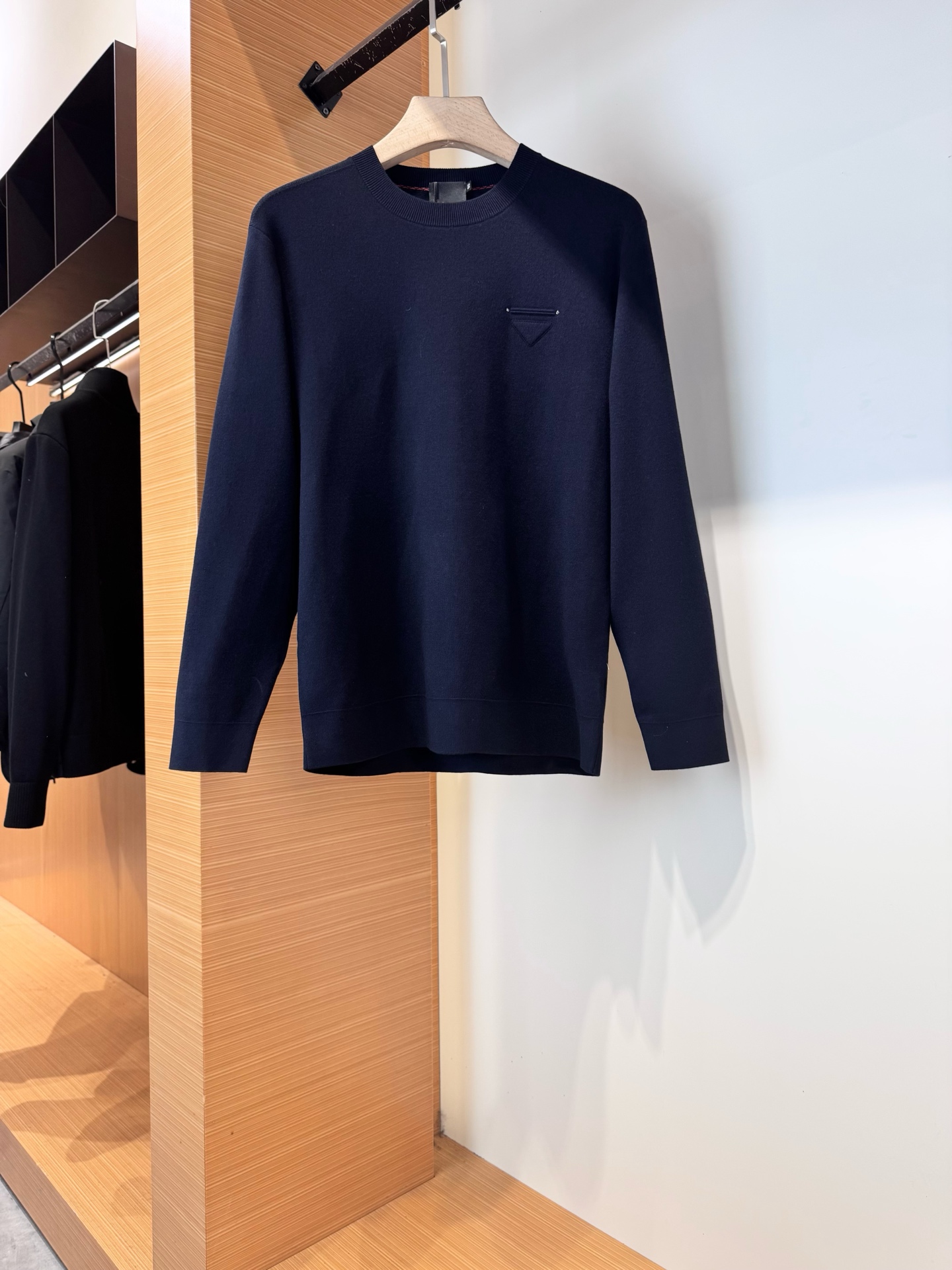 NO:600492,PRA*A's new 2025 autumn and winter men's wool knitted sweater. A versatile item that every major fashion buyer star has. Simple and fashionable, it is very beautiful, and the upper body is full of gentleman style. The whole sweater is not only exquisite in texture, but also finely crafted and evenly arranged. The overall beautiful appearance ensures that the silhouette of the clothes is not easily deformed. The custom-made wool blended fabric is neither too loose nor too tight, and has very good recovery properties. It is a fashion item that is both cold-proof and fashionable in autumn and winter.  Size M-3XL. Color black blue, prada, prada, sweaters, alexander wang19860909PRA*A普拉*达2025秋冬新款男士羊毛针织毛衣.各大时尚买手明星人手一件的百搭单品.简单时尚甚是好看,上身绅士范十足.整件毛衣不单纹理工艺精美,走线更是精工细作均匀整齐.整体美观大方保证了衣服的廓形不易变形.定制羊毛混纺面料,既不会很宽松也不会很紧绷,恢复性非常好.秋冬御寒与时尚兼备的一款时装单品. 尺码M-3XL. 颜色黑色 蓝色,,prada,prada,sweaters,alexander wang,Men's clothing