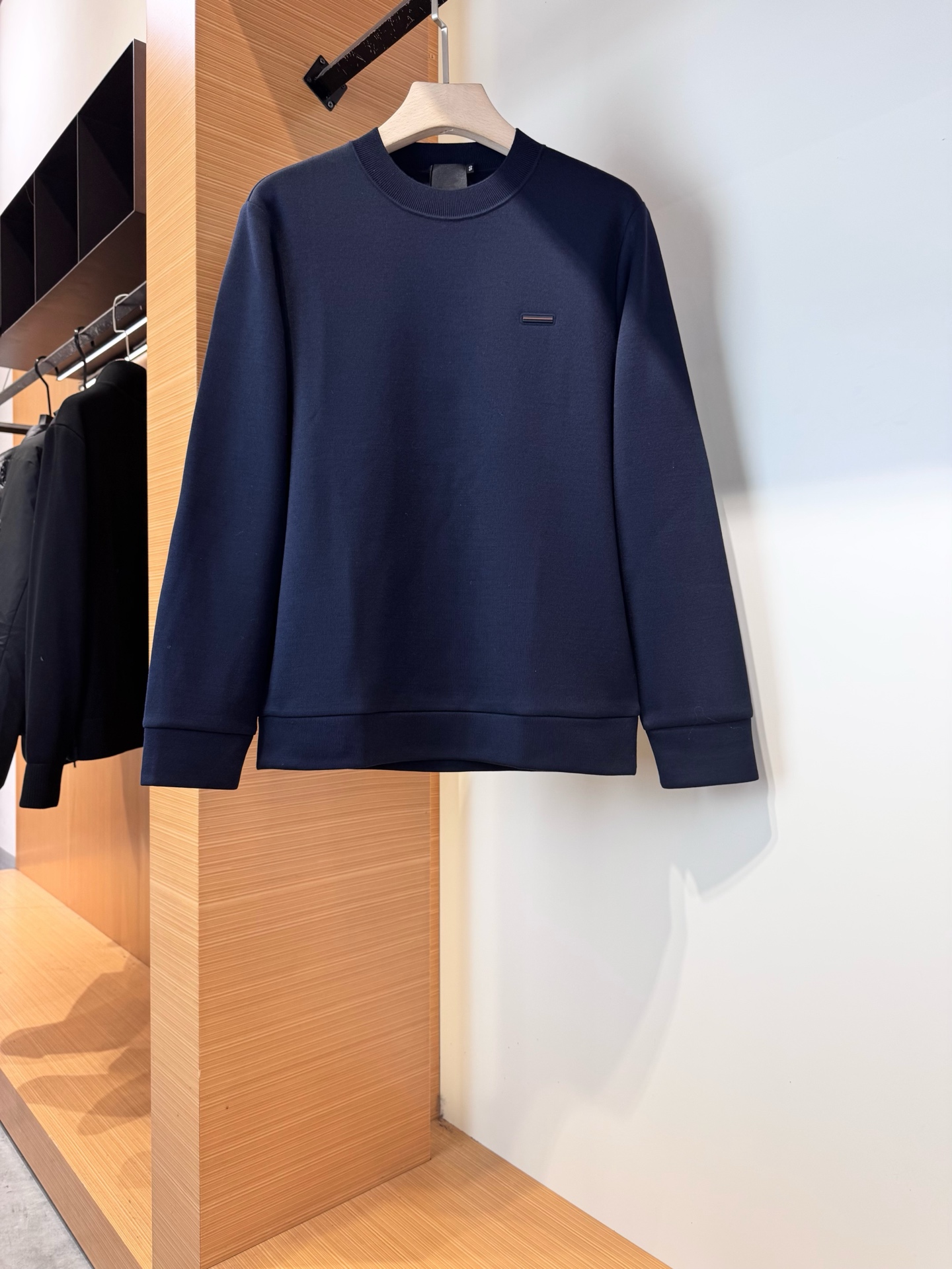 NO:600495,J*NIA's 2025 autumn and winter new men's cashmere knitted sweater. A versatile item that every major fashion buyer and star has. Simple and fashionable, it is very beautiful, and the upper body is full of gentleman style. The whole sweater is not only exquisite in texture, but also finely crafted and evenly arranged. The overall beautiful appearance ensures that the silhouette of the clothes is not easily deformed. The customized cashmere blended fabric is neither too loose nor too tight, and has very good recovery properties. It is a fashion item that is both cold-resistant and fashionable in autumn and winter.  Size M-3XL. Color black blue, sweaters, alexander wang19860909杰*尼亚2025秋冬新款男士羊绒针织毛衣.各大时尚买手明星人手一件的百搭单品.简单时尚甚是好看,上身绅士范十足.整件毛衣不单纹理工艺精美,走线更是精工细作均匀整齐.整体美观大方保证了衣服的廓形不易变形.定制羊绒混纺面料,既不会很宽松也不会很紧绷,恢复性非常好.秋冬御寒与时尚兼备的一款时装单品. 尺码M-3XL.颜色黑色 蓝色,,sweaters,alexander wang,Men's clothing