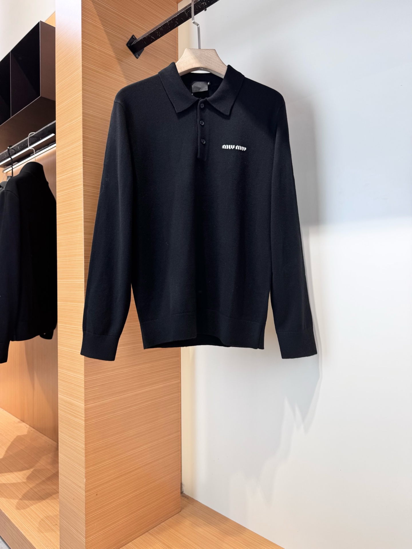 NO:600498,Miu*miao 2025 new autumn and winter men's wool knitted POLO is a versatile item that every major fashion buyer and celebrity has. It is simple and fashionable, and the upper body is full of gentleman style. The whole sweater is not only exquisite in texture, but also finely crafted and evenly arranged. The overall beauty and elegance ensure that the silhouette of the clothes is not easily deformed. The custom-made wool blended fabric is neither too loose nor too tight, and has very good recovery properties. It is a fashion item that is both cold-proof and fashionable in autumn and winter.  Size M-3XL. Color black gray khaki, sweaters, alexander wang19860909谬*谬2025秋冬新款男士羊毛针织POLO 各大时尚买手明星人手一件的百搭单品.简单时尚甚是好看,上身绅士范十足.整件毛衣不单纹理工艺精美,走线更是精工细作均匀整齐.整体美观大方保证了衣服的廓形不易变形.定制羊毛混纺面料,既不会很宽松也不会很紧绷,恢复性非常好.秋冬御寒与时尚兼备的一款时装单品. 尺码M-3XL. 颜色黑色 灰色 卡其色,,sweaters,alexander wang,Men's clothing