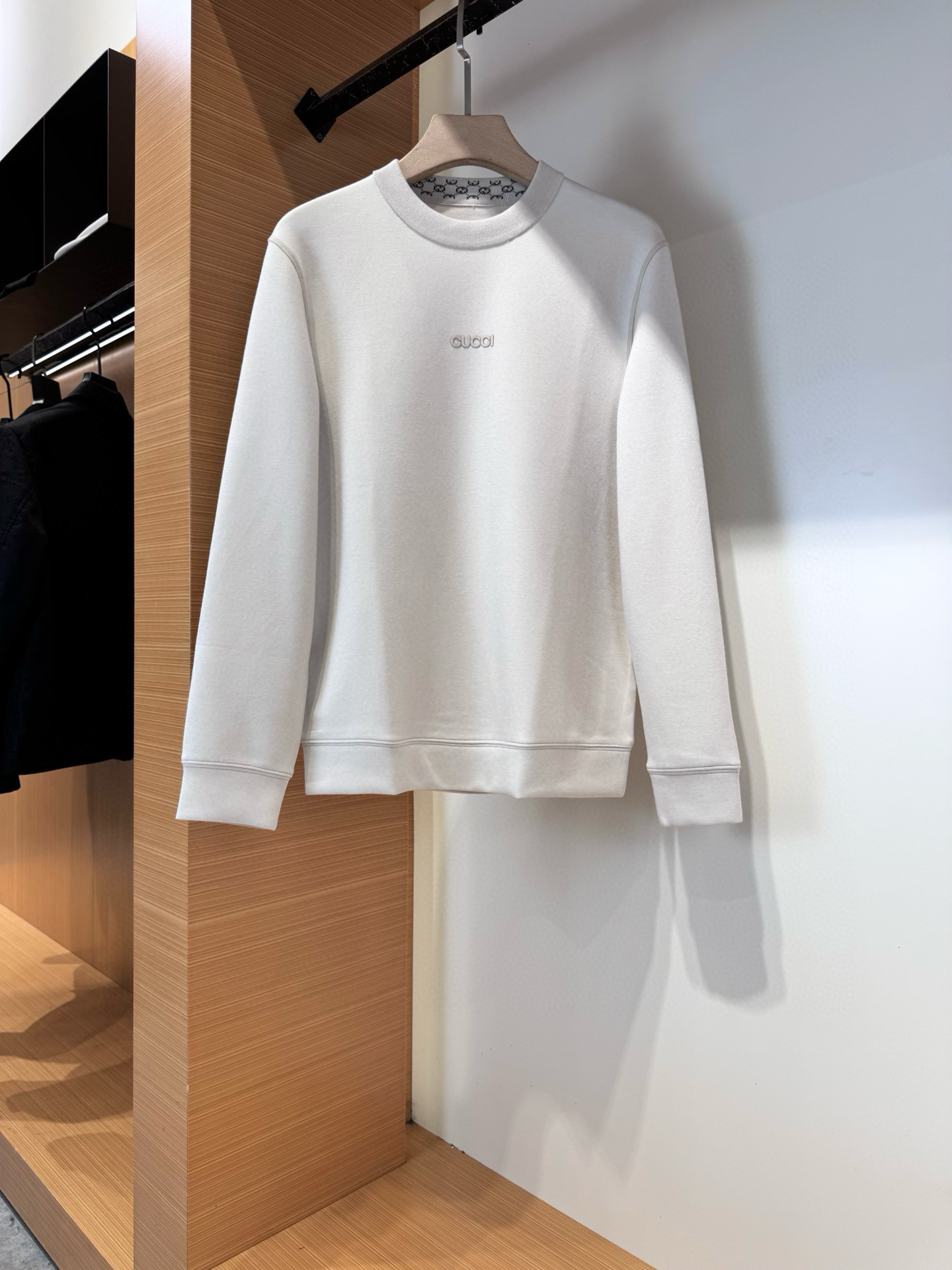 NO:600475,G*QI 2025 autumn and winter new counter style fashionable casual bottoming shirt long-sleeved T-shirt, selected imported fabrics, warm and soft weave  Imported custom knitted fabric, made with exquisite original logo, has excellent comfort and breathability, is soft, anti-wrinkle, elastic and has excellent drape. It is very handsome whether worn alone or as an inner layer. It is in line with men's practical dressing habits, pursuing luxury, noble and elegant style, and creating extraordinary men's taste. The visual effect is very good, the grade is very high, simple and fashionable, a must-have choice for leisure and business!  Size M-3XL,,,tees,t-shirt,alexander wang19860909古*奇 2025秋冬专柜新款 时尚休闲打底衫长袖T恤,精选进口面料,暖序织柔 进口定制针织面面料,精致原版logo打造,舒适性与透气性兼优,柔软抗皱弹性和垂性极佳,无论是单穿或是内搭都是帅气十足,吻合了男性实用穿衣习惯,追求奢华高贵优雅风范,打造不凡男士品味,视觉效果非常赞,档次极高,简约时尚,休闲商务必备之选！码数M-3XL,,,tees，t-shirt,alexander wang,Men's clothing