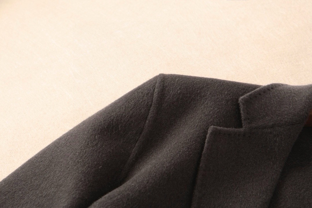 FD 芬*迪独家专供秋冬最新款男士羊毛羊绒外套 原单牛货官网同步售卖 高端品质 有型有款 原版开模 这个版型万年不过精致的质感与简单的线条-以雕塑性感曲线剪接为主有着一种无法形容的经典优雅气质，胸前logo设计 定制进口优质澳洲羊毛优质的毛呢是自带蓬松度 又轻又软 双面毛呢 内外兼修才是王者 此款外套拥有干练利落的剪裁，稳重而不失时尚格调，有助抵御寒风吹入，提升保暖功能。简约大气 彰显时尚不凡 暖男必备 专柜尺码：M-3XL，p560