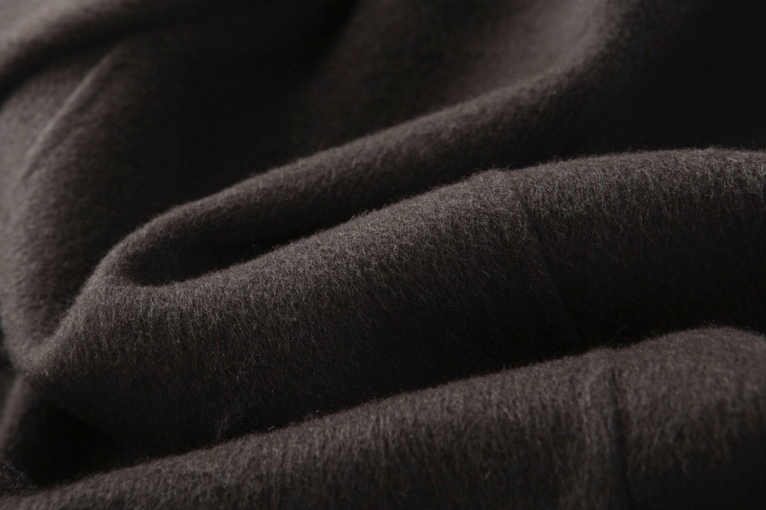 FD 芬*迪独家专供秋冬最新款男士羊毛羊绒外套 原单牛货官网同步售卖 高端品质 有型有款 原版开模 这个版型万年不过精致的质感与简单的线条-以雕塑性感曲线剪接为主有着一种无法形容的经典优雅气质，胸前logo设计 定制进口优质澳洲羊毛优质的毛呢是自带蓬松度 又轻又软 双面毛呢 内外兼修才是王者 此款外套拥有干练利落的剪裁，稳重而不失时尚格调，有助抵御寒风吹入，提升保暖功能。简约大气 彰显时尚不凡 暖男必备 专柜尺码：M-3XL，p560