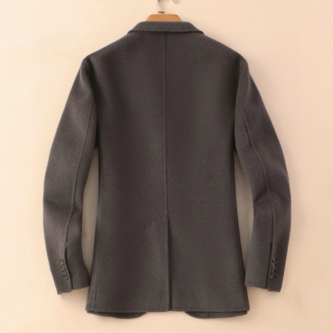 FD 芬*迪独家专供秋冬最新款男士羊毛羊绒外套 原单牛货官网同步售卖 高端品质 有型有款 原版开模 这个版型万年不过精致的质感与简单的线条-以雕塑性感曲线剪接为主有着一种无法形容的经典优雅气质，胸前logo设计 定制进口优质澳洲羊毛优质的毛呢是自带蓬松度 又轻又软 双面毛呢 内外兼修才是王者 此款外套拥有干练利落的剪裁，稳重而不失时尚格调，有助抵御寒风吹入，提升保暖功能。简约大气 彰显时尚不凡 暖男必备 专柜尺码：M-3XL，p560