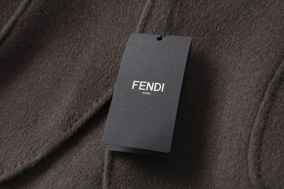 FD 芬*迪独家专供秋冬最新款男士羊毛羊绒外套 原单牛货官网同步售卖 高端品质 有型有款 原版开模 这个版型万年不过精致的质感与简单的线条-以雕塑性感曲线剪接为主有着一种无法形容的经典优雅气质，胸前logo设计 定制进口优质澳洲羊毛优质的毛呢是自带蓬松度 又轻又软 双面毛呢 内外兼修才是王者 此款外套拥有干练利落的剪裁，稳重而不失时尚格调，有助抵御寒风吹入，提升保暖功能。简约大气 彰显时尚不凡 暖男必备 专柜尺码：M-3XL，p560