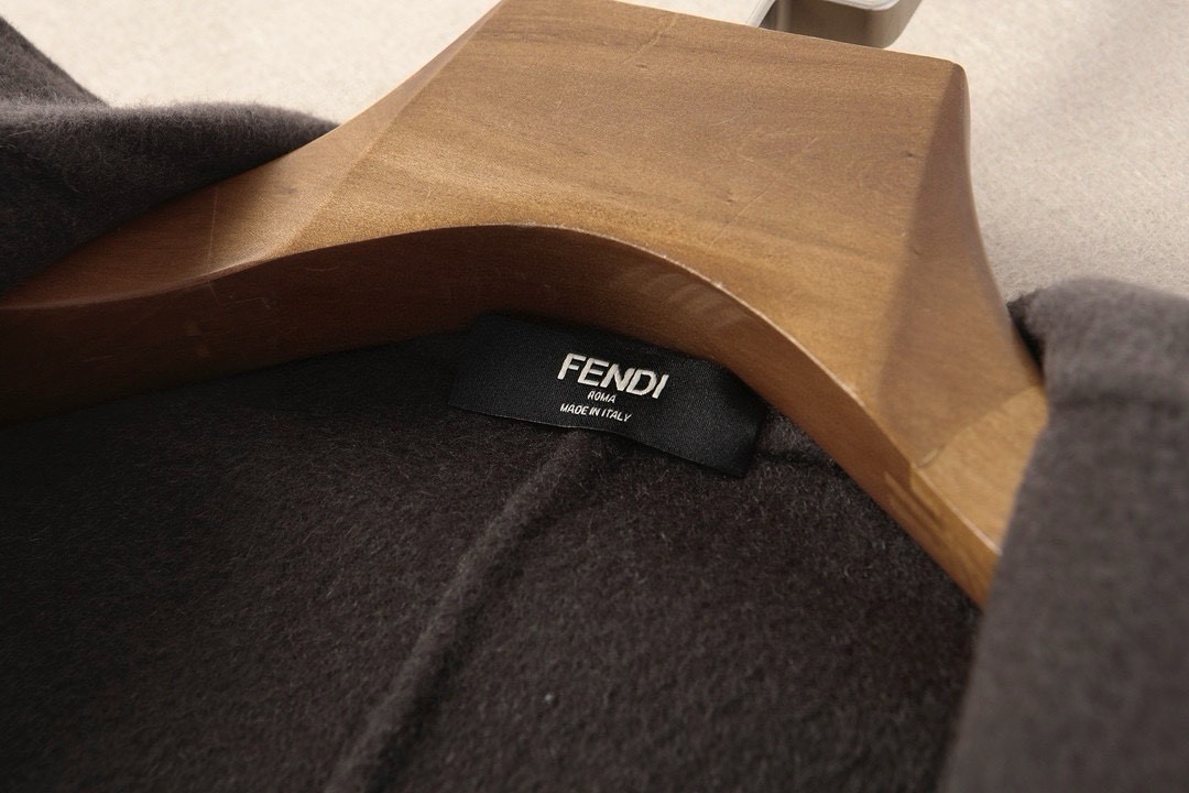 FD 芬*迪独家专供秋冬最新款男士羊毛羊绒外套 原单牛货官网同步售卖 高端品质 有型有款 原版开模 这个版型万年不过精致的质感与简单的线条-以雕塑性感曲线剪接为主有着一种无法形容的经典优雅气质，胸前logo设计 定制进口优质澳洲羊毛优质的毛呢是自带蓬松度 又轻又软 双面毛呢 内外兼修才是王者 此款外套拥有干练利落的剪裁，稳重而不失时尚格调，有助抵御寒风吹入，提升保暖功能。简约大气 彰显时尚不凡 暖男必备 专柜尺码：M-3XL，p560