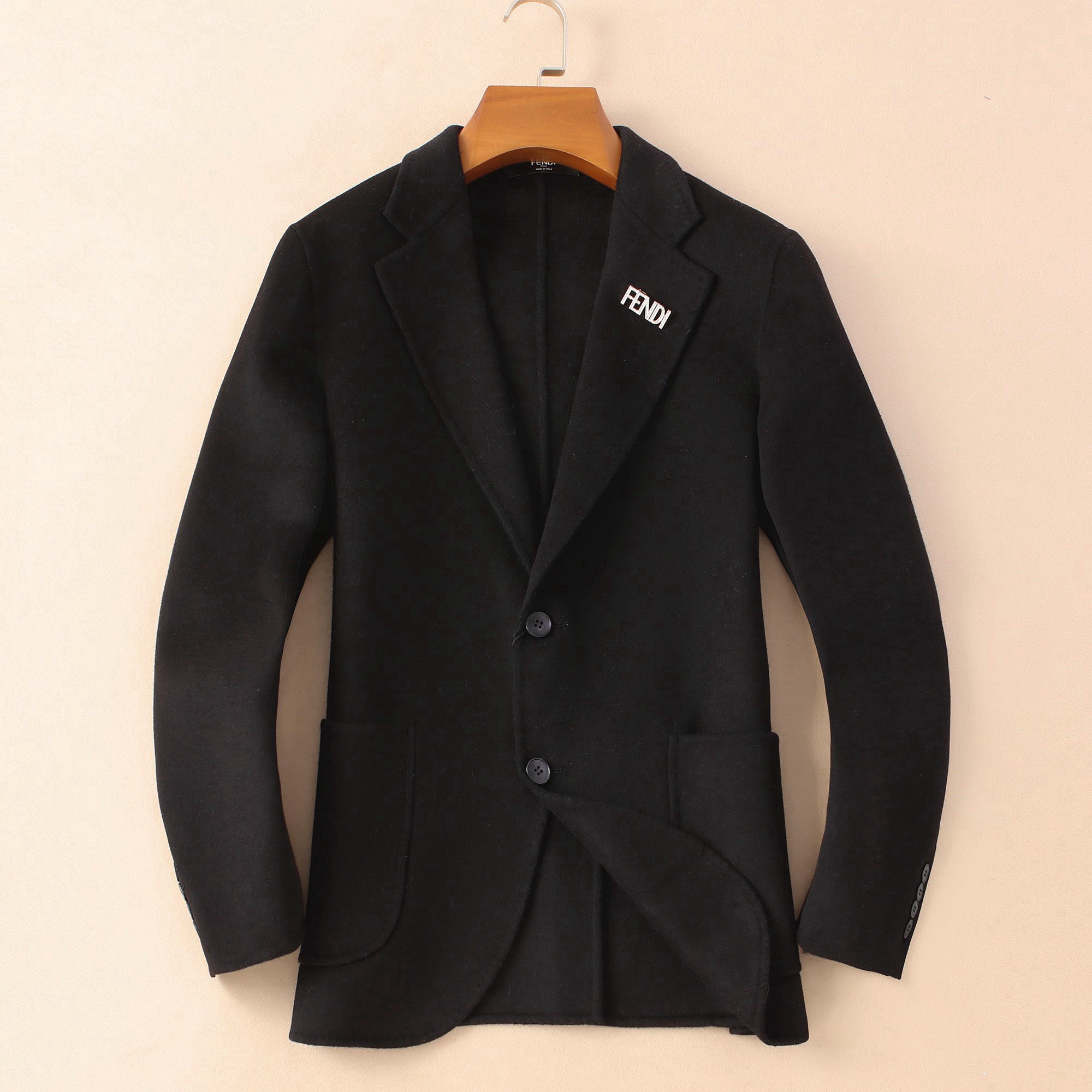 FD 芬*迪独家专供秋冬最新款男士羊毛羊绒外套 原单牛货官网同步售卖 高端品质 有型有款 原版开模 这个版型万年不过精致的质感与简单的线条-以雕塑性感曲线剪接为主有着一种无法形容的经典优雅气质，胸前logo设计 定制进口优质澳洲羊毛优质的毛呢是自带蓬松度 又轻又软 双面毛呢 内外兼修才是王者 此款外套拥有干练利落的剪裁，稳重而不失时尚格调，有助抵御寒风吹入，提升保暖功能。简约大气 彰显时尚不凡 暖男必备 专柜尺码：M-3XL，p560