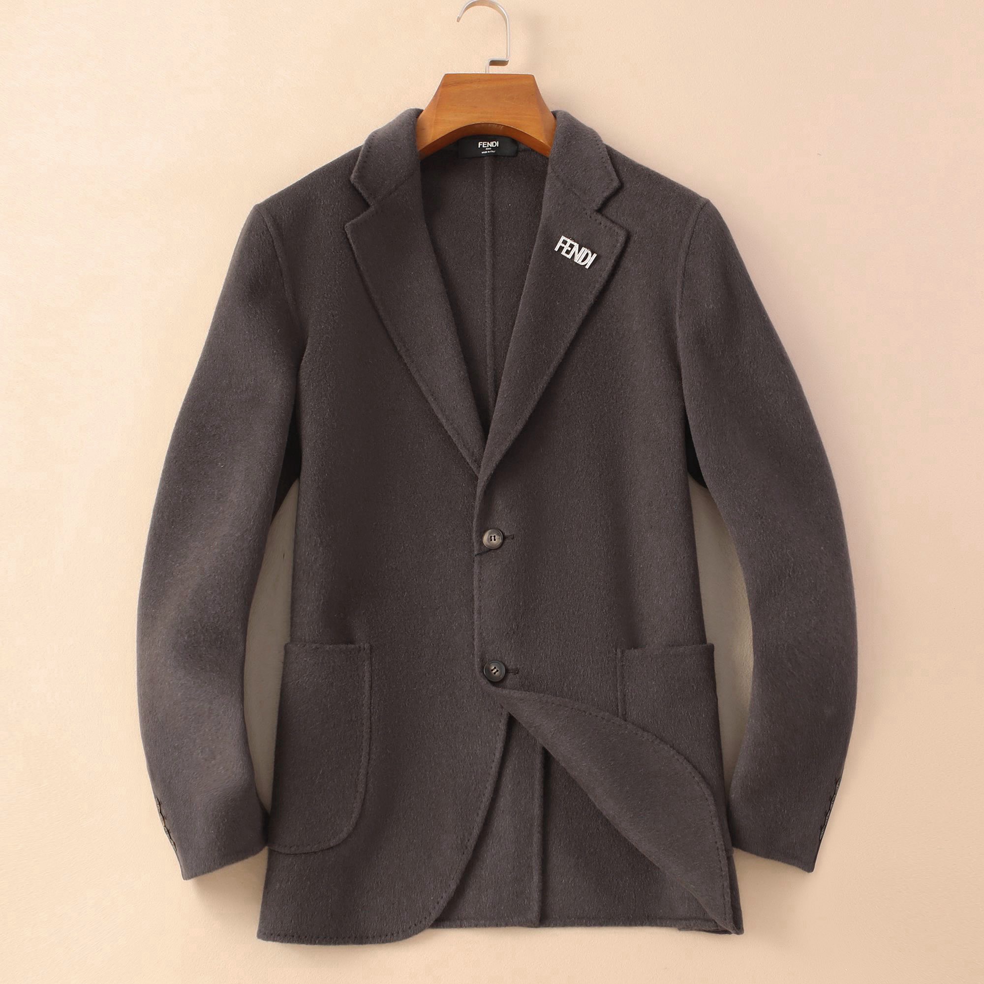 FD 芬*迪独家专供秋冬最新款男士羊毛羊绒外套 原单牛货官网同步售卖 高端品质 有型有款 原版开模 这个版型万年不过精致的质感与简单的线条-以雕塑性感曲线剪接为主有着一种无法形容的经典优雅气质，胸前logo设计 定制进口优质澳洲羊毛优质的毛呢是自带蓬松度 又轻又软 双面毛呢 内外兼修才是王者 此款外套拥有干练利落的剪裁，稳重而不失时尚格调，有助抵御寒风吹入，提升保暖功能。简约大气 彰显时尚不凡 暖男必备 专柜尺码：M-3XL，p560