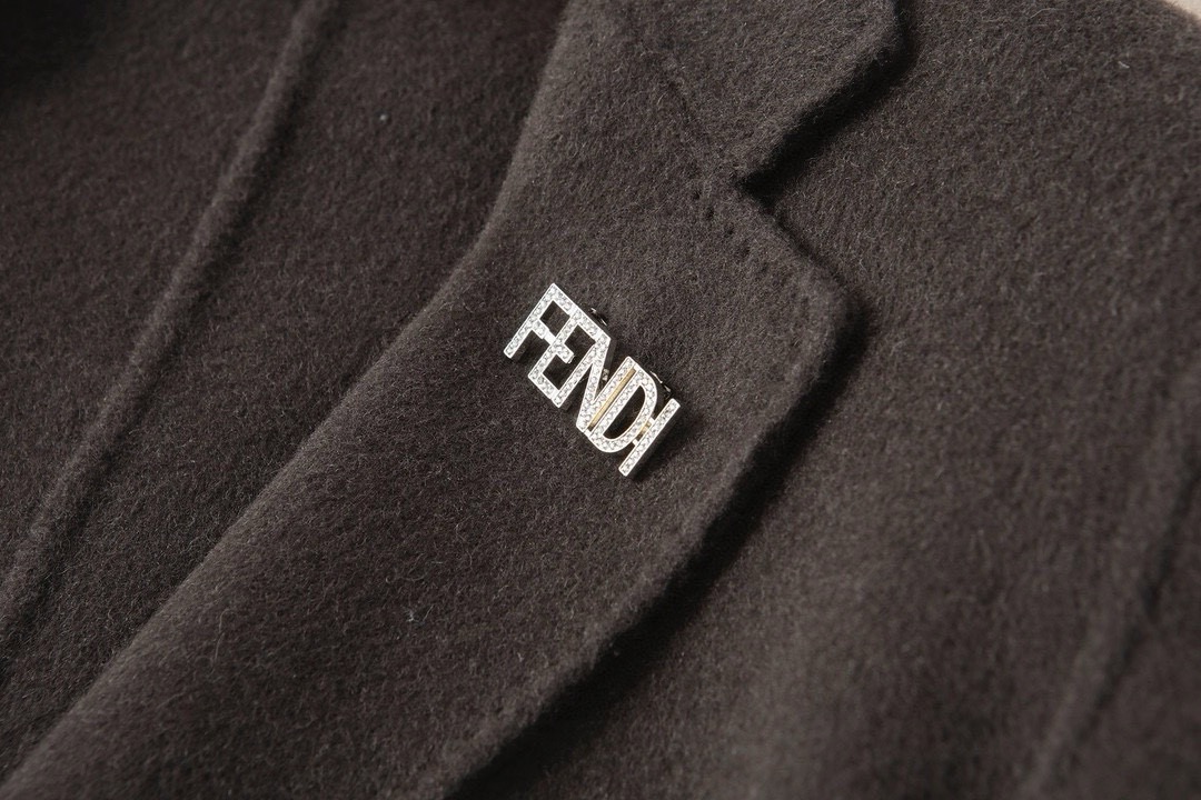 FD 芬*迪独家专供秋冬最新款男士羊毛羊绒外套 原单牛货官网同步售卖 高端品质 有型有款 原版开模 这个版型万年不过精致的质感与简单的线条-以雕塑性感曲线剪接为主有着一种无法形容的经典优雅气质，胸前logo设计 定制进口优质澳洲羊毛优质的毛呢是自带蓬松度 又轻又软 双面毛呢 内外兼修才是王者 此款外套拥有干练利落的剪裁，稳重而不失时尚格调，有助抵御寒风吹入，提升保暖功能。简约大气 彰显时尚不凡 暖男必备 专柜尺码：M-3XL，p560