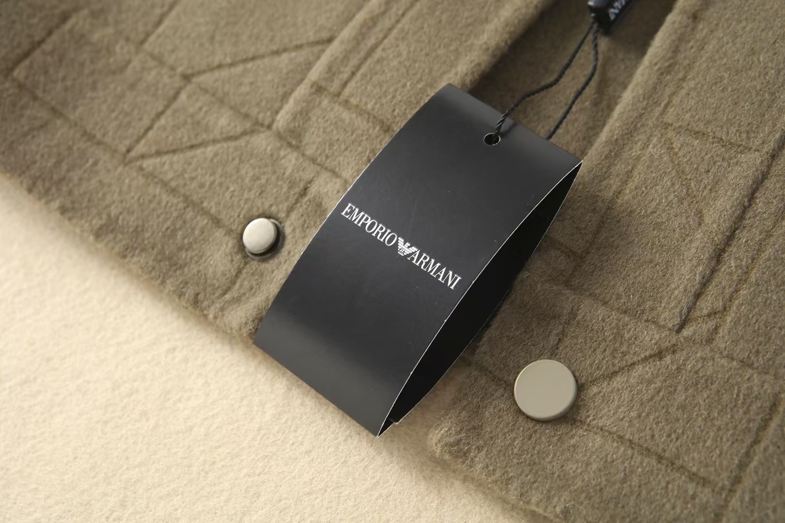 阿玛*尼 2025秋冬新款羊毛双面毛呢翻领大衣外套，官网同款男士休闲毛呢外套！贸易公司渠道稀出，非常值得入手的一款羊毛呢大衣，标志性元素经久不衰，绝对的养眼有型！这款大衣甄选客供进口羊毛制成，面料表面斜纹肌理清晰可见，既舒适柔软，挺括有型的质感更是能够撑起整个人的精气神儿！搭配口袋细节点缀，既时尚活力，又彰显出品牌的实力档次！着身给人一种年轻出挑的青春活力感！休闲宽松的夹克版型剪裁，不挑身材更不挑性别，更能适应季节交替变化中穿着！尺码：M-3XL，p525