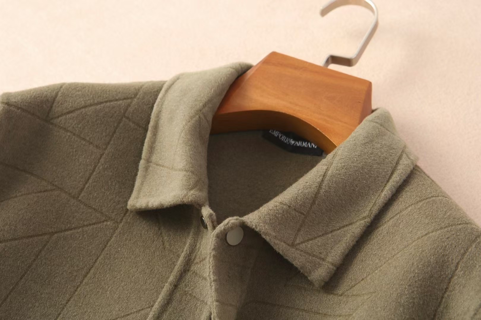 阿玛*尼 2025秋冬新款羊毛双面毛呢翻领大衣外套，官网同款男士休闲毛呢外套！贸易公司渠道稀出，非常值得入手的一款羊毛呢大衣，标志性元素经久不衰，绝对的养眼有型！这款大衣甄选客供进口羊毛制成，面料表面斜纹肌理清晰可见，既舒适柔软，挺括有型的质感更是能够撑起整个人的精气神儿！搭配口袋细节点缀，既时尚活力，又彰显出品牌的实力档次！着身给人一种年轻出挑的青春活力感！休闲宽松的夹克版型剪裁，不挑身材更不挑性别，更能适应季节交替变化中穿着！尺码：M-3XL，p525