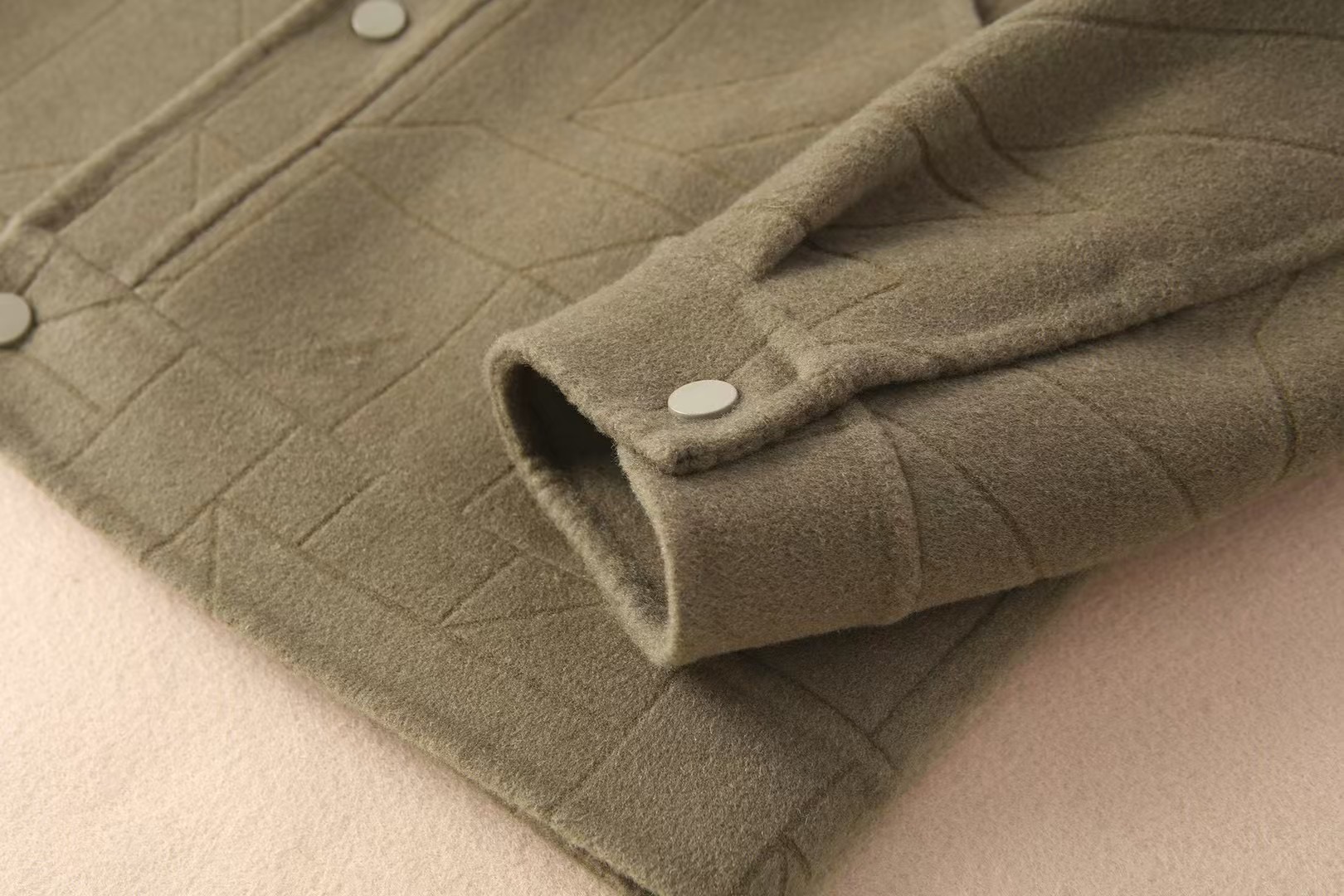 阿玛*尼 2025秋冬新款羊毛双面毛呢翻领大衣外套，官网同款男士休闲毛呢外套！贸易公司渠道稀出，非常值得入手的一款羊毛呢大衣，标志性元素经久不衰，绝对的养眼有型！这款大衣甄选客供进口羊毛制成，面料表面斜纹肌理清晰可见，既舒适柔软，挺括有型的质感更是能够撑起整个人的精气神儿！搭配口袋细节点缀，既时尚活力，又彰显出品牌的实力档次！着身给人一种年轻出挑的青春活力感！休闲宽松的夹克版型剪裁，不挑身材更不挑性别，更能适应季节交替变化中穿着！尺码：M-3XL，p525