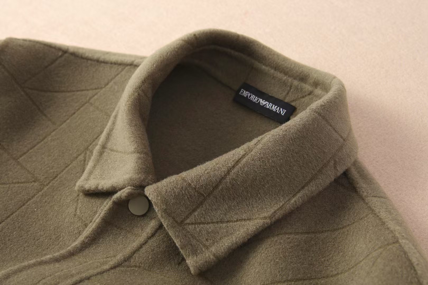 阿玛*尼 2025秋冬新款羊毛双面毛呢翻领大衣外套，官网同款男士休闲毛呢外套！贸易公司渠道稀出，非常值得入手的一款羊毛呢大衣，标志性元素经久不衰，绝对的养眼有型！这款大衣甄选客供进口羊毛制成，面料表面斜纹肌理清晰可见，既舒适柔软，挺括有型的质感更是能够撑起整个人的精气神儿！搭配口袋细节点缀，既时尚活力，又彰显出品牌的实力档次！着身给人一种年轻出挑的青春活力感！休闲宽松的夹克版型剪裁，不挑身材更不挑性别，更能适应季节交替变化中穿着！尺码：M-3XL，p525