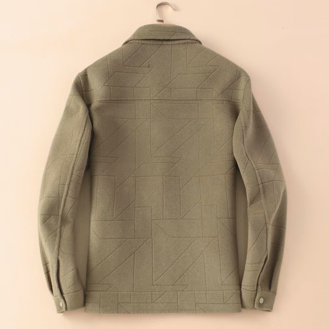 阿玛*尼 2025秋冬新款羊毛双面毛呢翻领大衣外套，官网同款男士休闲毛呢外套！贸易公司渠道稀出，非常值得入手的一款羊毛呢大衣，标志性元素经久不衰，绝对的养眼有型！这款大衣甄选客供进口羊毛制成，面料表面斜纹肌理清晰可见，既舒适柔软，挺括有型的质感更是能够撑起整个人的精气神儿！搭配口袋细节点缀，既时尚活力，又彰显出品牌的实力档次！着身给人一种年轻出挑的青春活力感！休闲宽松的夹克版型剪裁，不挑身材更不挑性别，更能适应季节交替变化中穿着！尺码：M-3XL，p525