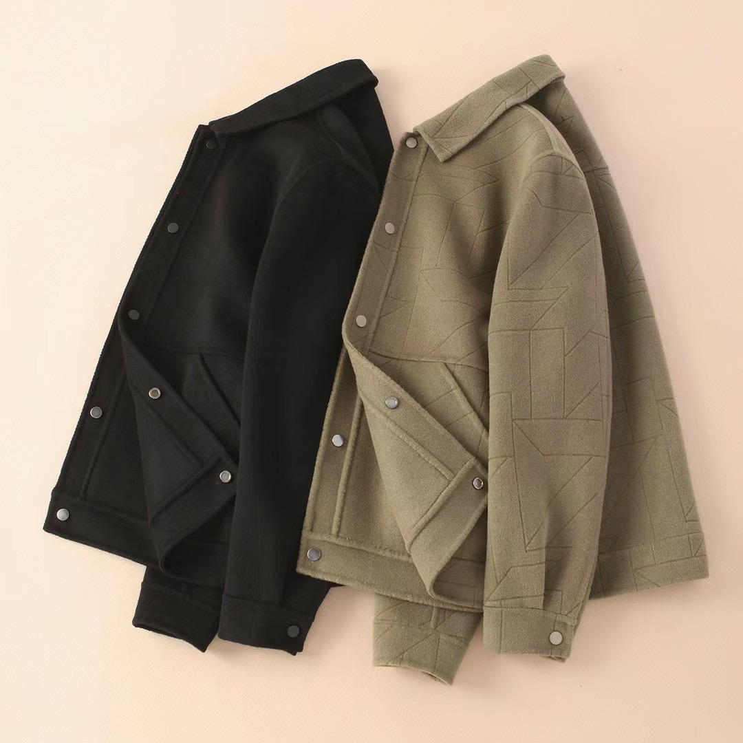 阿玛*尼 2025秋冬新款羊毛双面毛呢翻领大衣外套，官网同款男士休闲毛呢外套！贸易公司渠道稀出，非常值得入手的一款羊毛呢大衣，标志性元素经久不衰，绝对的养眼有型！这款大衣甄选客供进口羊毛制成，面料表面斜纹肌理清晰可见，既舒适柔软，挺括有型的质感更是能够撑起整个人的精气神儿！搭配口袋细节点缀，既时尚活力，又彰显出品牌的实力档次！着身给人一种年轻出挑的青春活力感！休闲宽松的夹克版型剪裁，不挑身材更不挑性别，更能适应季节交替变化中穿着！尺码：M-3XL，p525