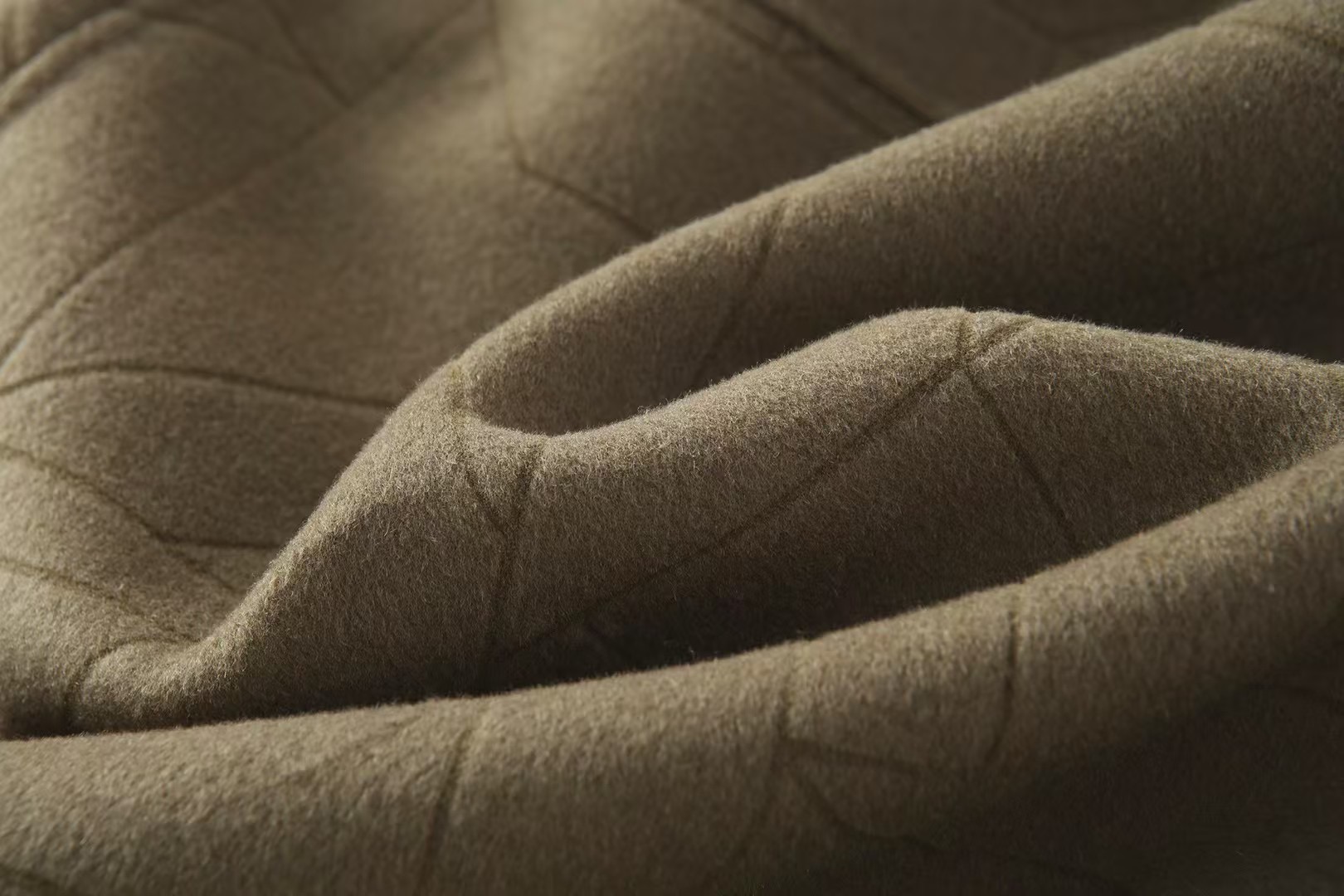 阿玛*尼 2025秋冬新款羊毛双面毛呢翻领大衣外套，官网同款男士休闲毛呢外套！贸易公司渠道稀出，非常值得入手的一款羊毛呢大衣，标志性元素经久不衰，绝对的养眼有型！这款大衣甄选客供进口羊毛制成，面料表面斜纹肌理清晰可见，既舒适柔软，挺括有型的质感更是能够撑起整个人的精气神儿！搭配口袋细节点缀，既时尚活力，又彰显出品牌的实力档次！着身给人一种年轻出挑的青春活力感！休闲宽松的夹克版型剪裁，不挑身材更不挑性别，更能适应季节交替变化中穿着！尺码：M-3XL，p525