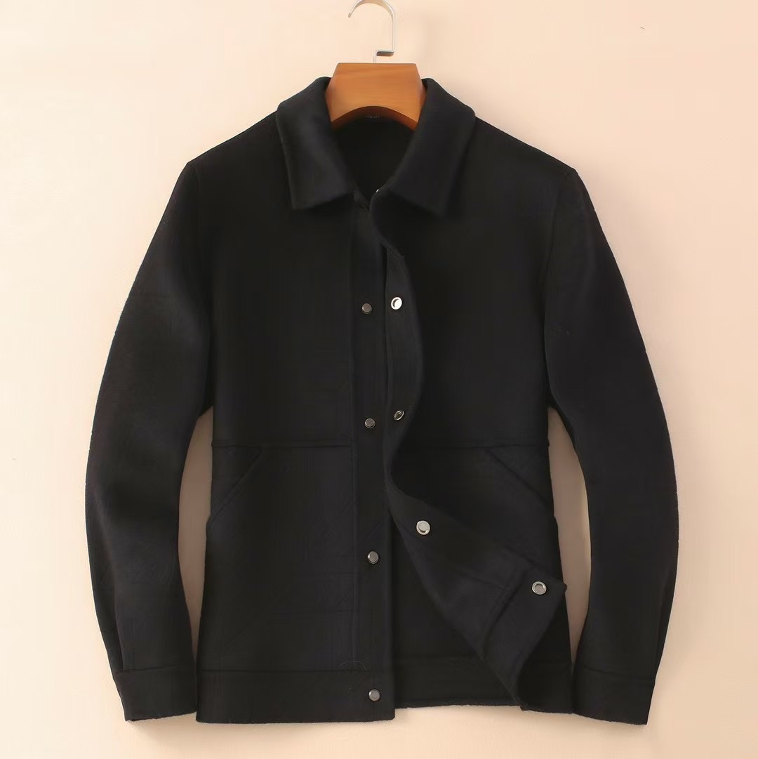 阿玛*尼 2025秋冬新款羊毛双面毛呢翻领大衣外套，官网同款男士休闲毛呢外套！贸易公司渠道稀出，非常值得入手的一款羊毛呢大衣，标志性元素经久不衰，绝对的养眼有型！这款大衣甄选客供进口羊毛制成，面料表面斜纹肌理清晰可见，既舒适柔软，挺括有型的质感更是能够撑起整个人的精气神儿！搭配口袋细节点缀，既时尚活力，又彰显出品牌的实力档次！着身给人一种年轻出挑的青春活力感！休闲宽松的夹克版型剪裁，不挑身材更不挑性别，更能适应季节交替变化中穿着！尺码：M-3XL，p525